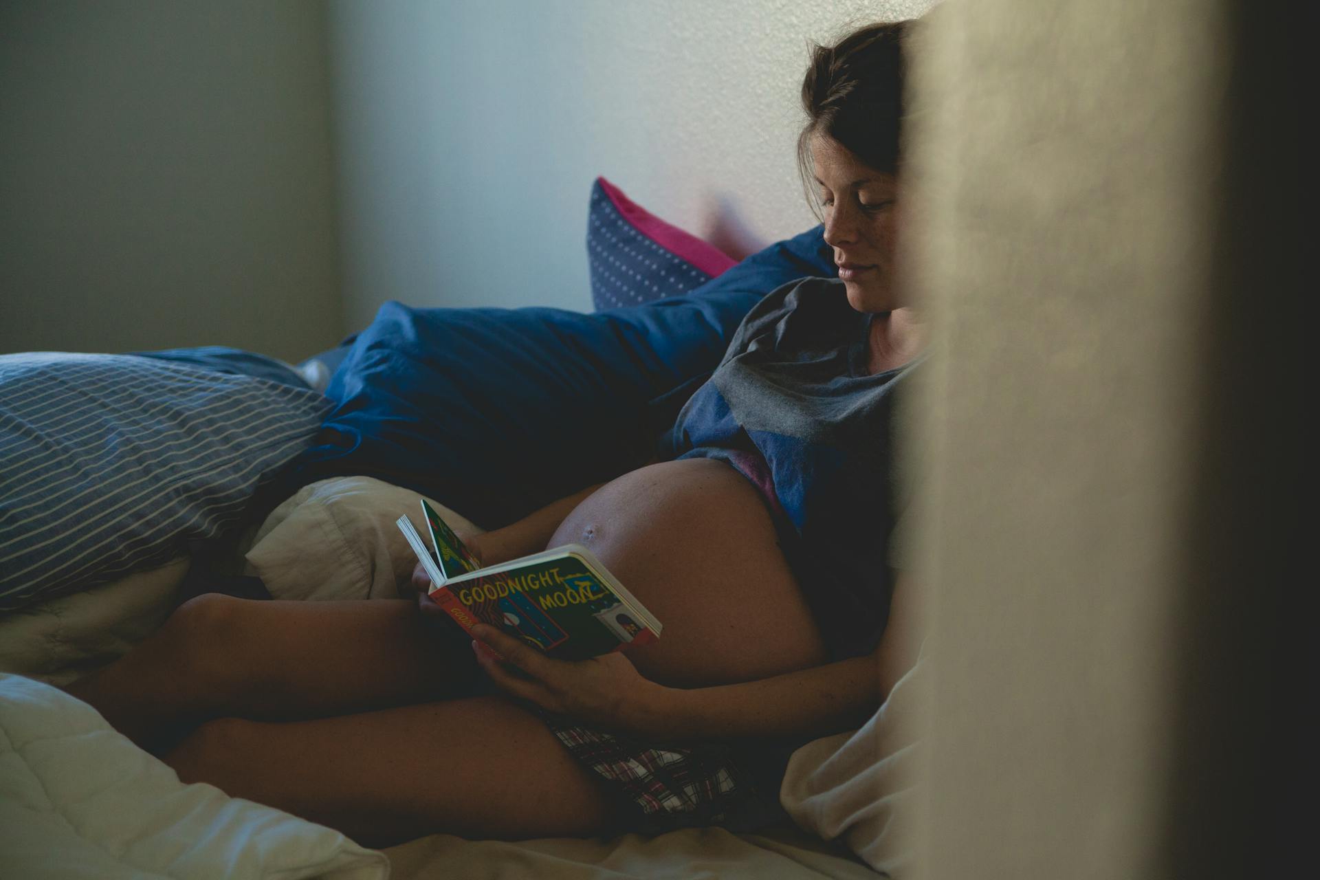 Schwangere Frau im Bett | Quelle: Pexels
