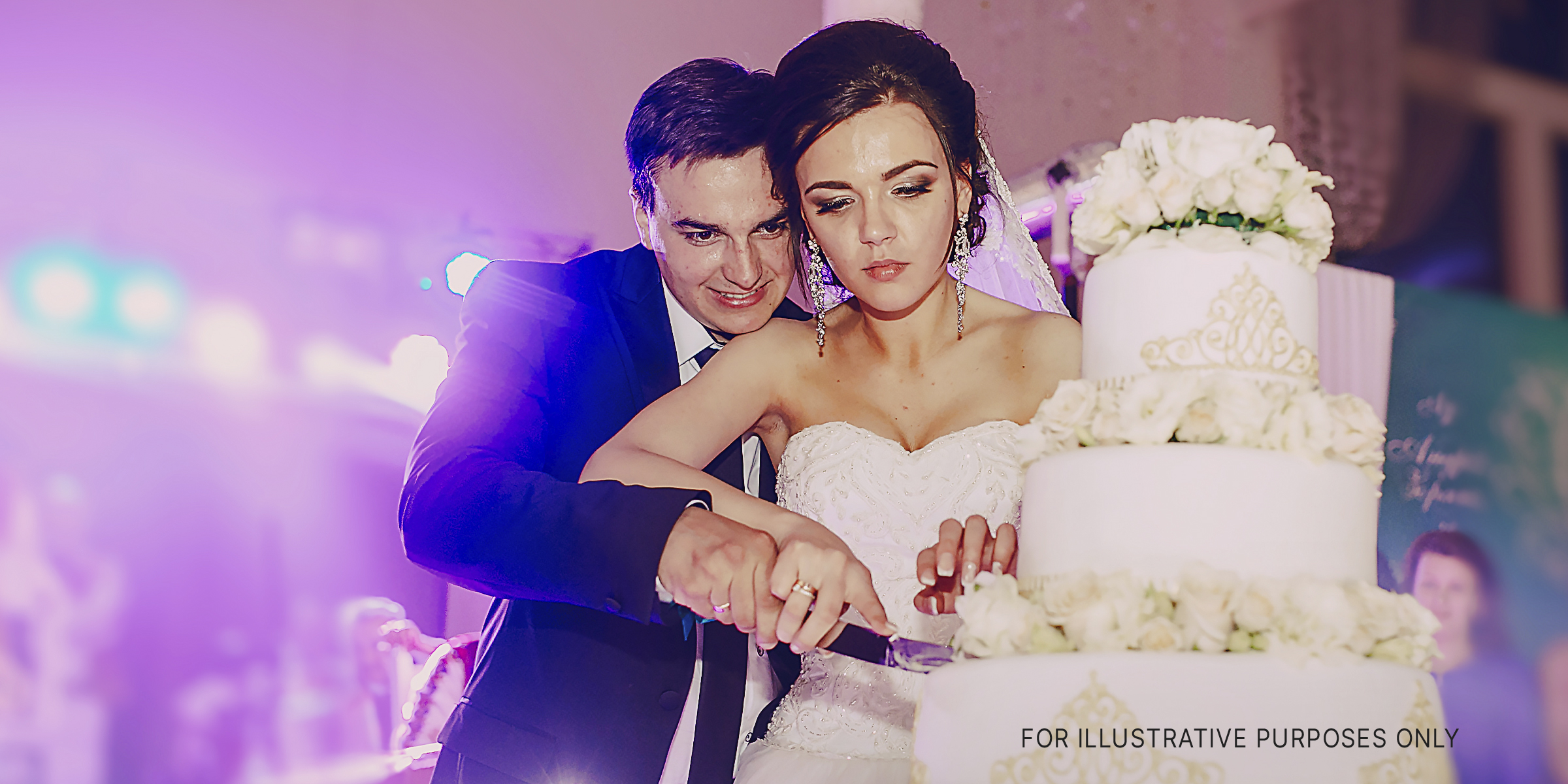 Braut und Bräutigam schneiden ihre Hochzeitstorte an | Quelle: freepik.com/prostooleh
