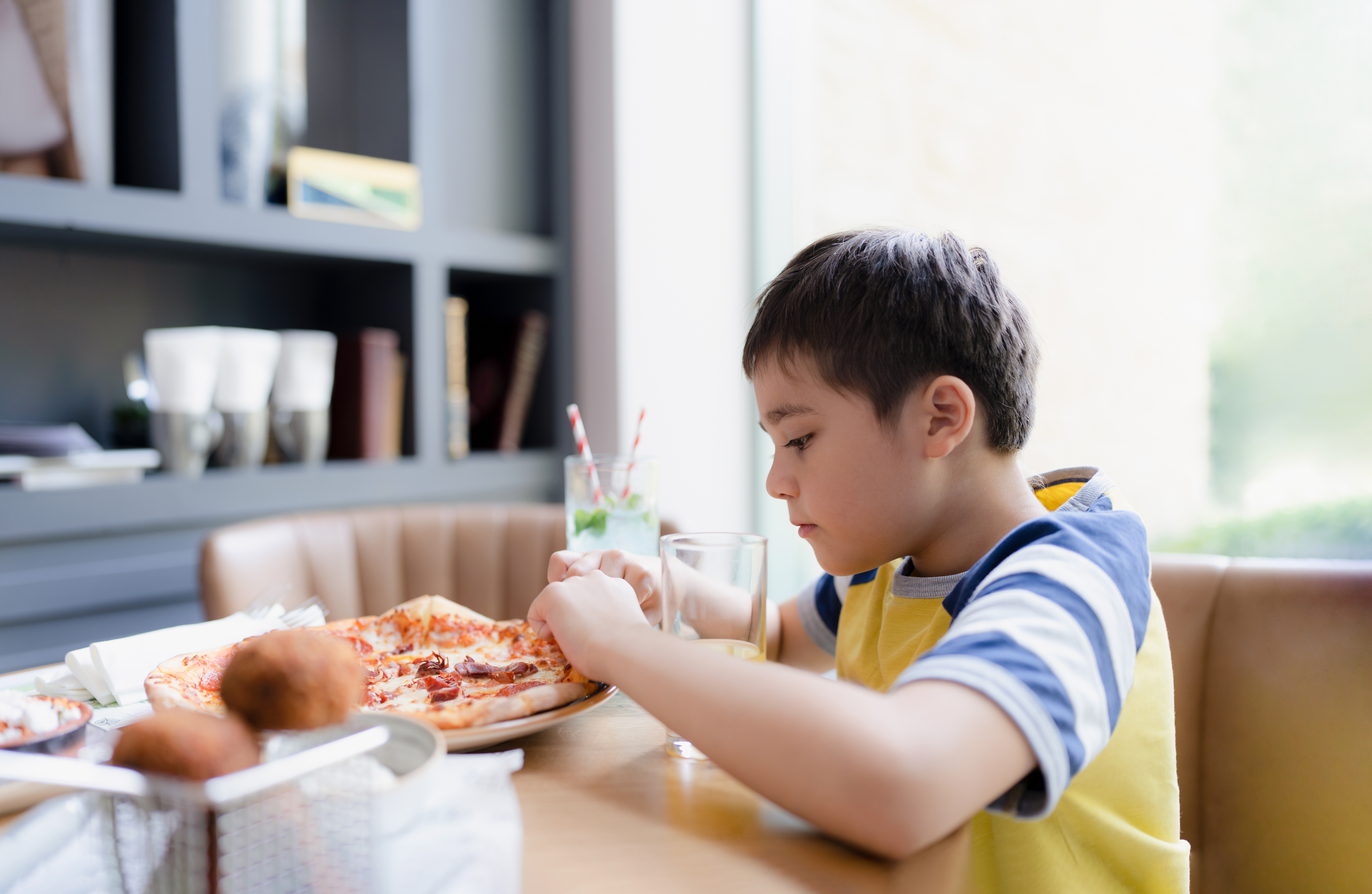 Ein Junge beim Essen | Quelle: Shutterstock