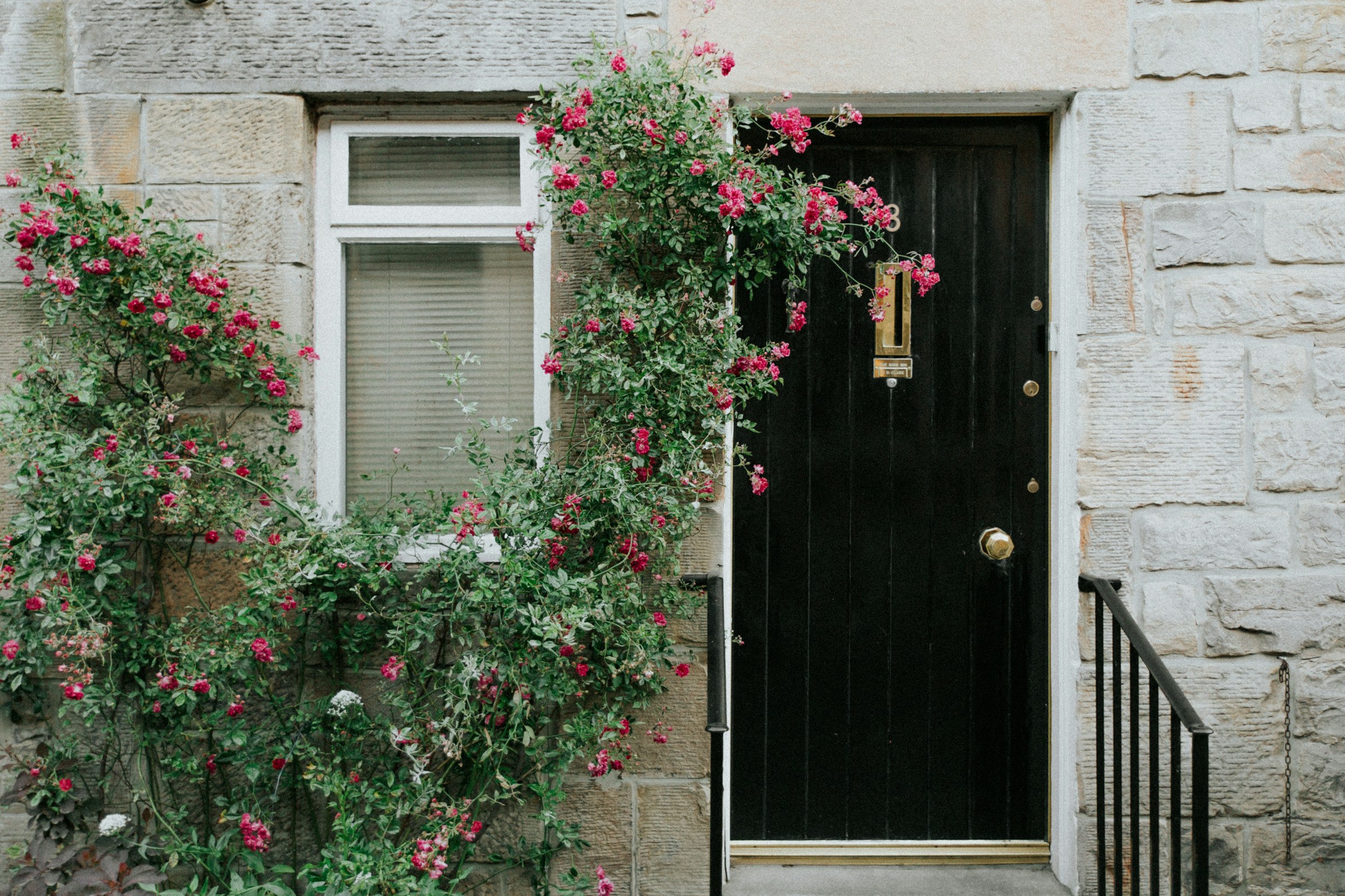 Ein Haus mit zugeknallter Haustür | Quelle: Unsplash