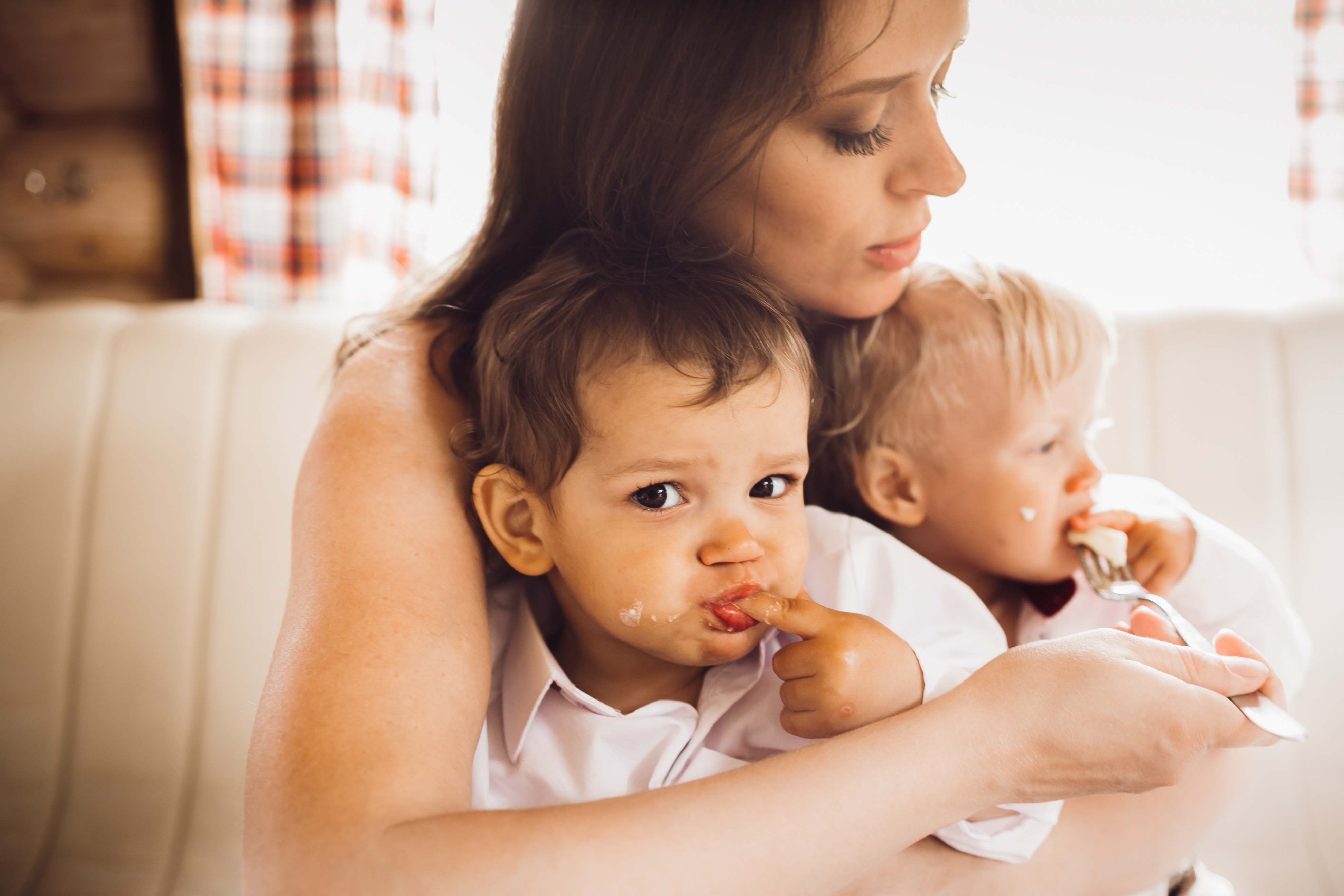 Eine Frau mit zwei Kindern | Quelle: Freepik