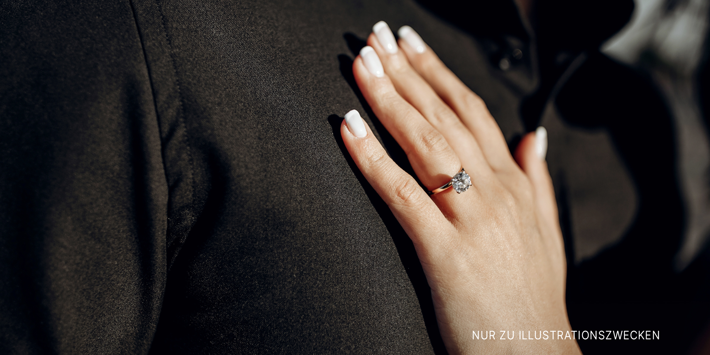 Die Hand einer Frau mit einem Ehering | Quelle: Shutterstock