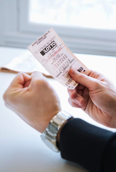 Mann mit Lottoschein | Quelle: Getty Images