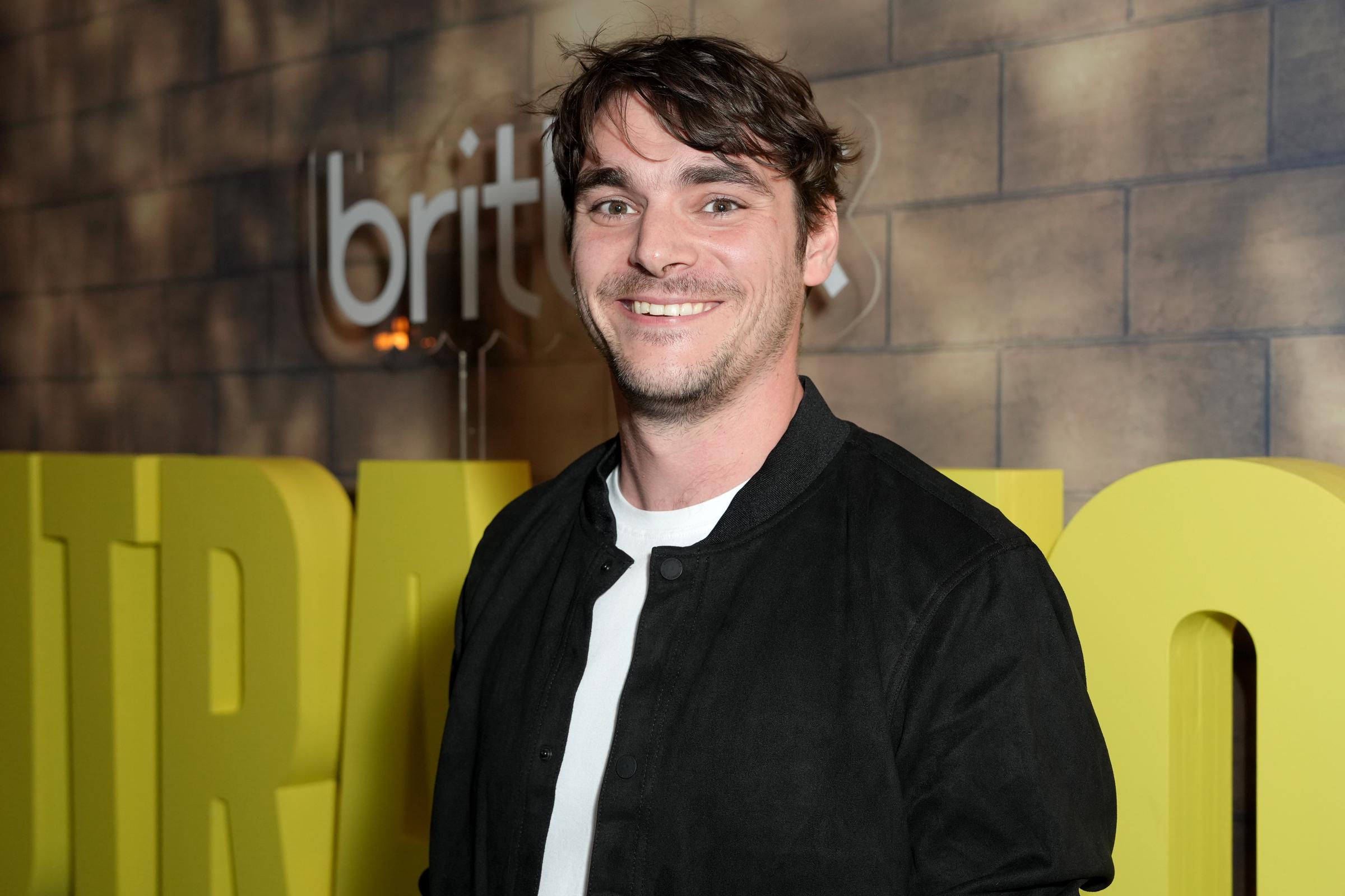 RJ Mitte nimmt an der „Outrageous“-Weltpremieren-Afterparty in New York City am 5. Juni 2025 teil. Monate vor seinem Tod trat der „Breaking Bad“-Schauspieler weiterhin öffentlich auf und engagierte sich zugleich in der Wohltätigkeitsarbeit in Brownsville, Texas. | Source: Getty Images
