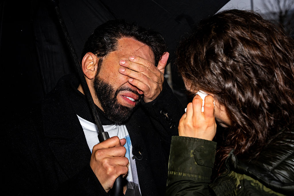 Christian Pidoux, der seinen Sohn Trystan bei dem Brand verloren hat, weint vor einer Anhörung bei der Staatsanwaltschaft des Kantons Wallis in Sitten am 12. Februar 2026 | Quelle: Getty Images