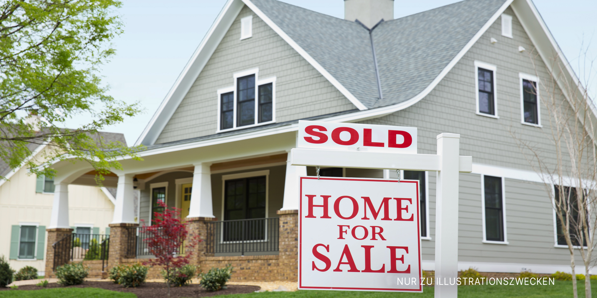 Ein Haus mit einem "Zu verkaufen"-Schild davor. | Quelle: Getty Images