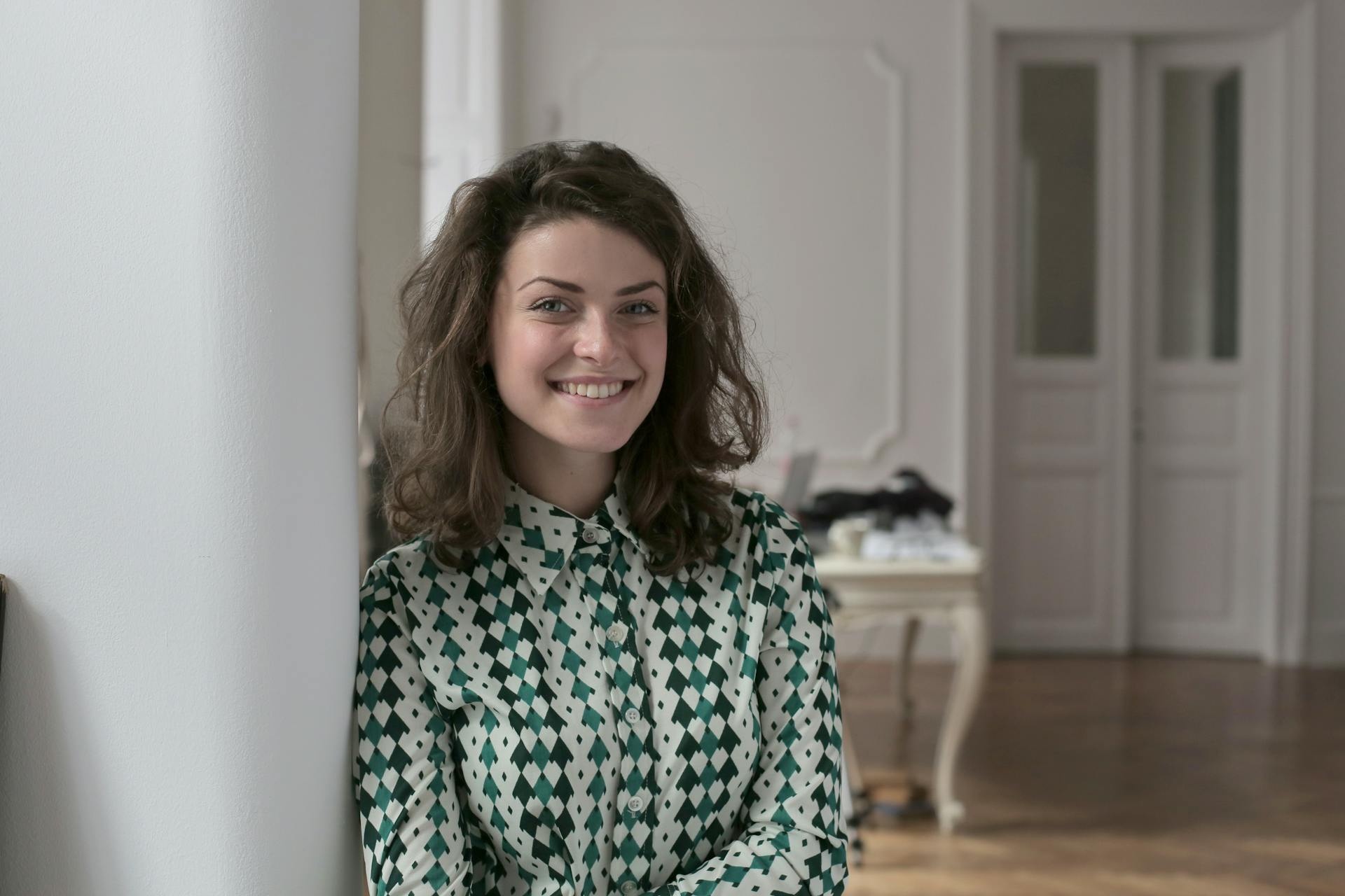 Eine lächelnde Frau, die jemanden anschaut | Quelle: Pexels