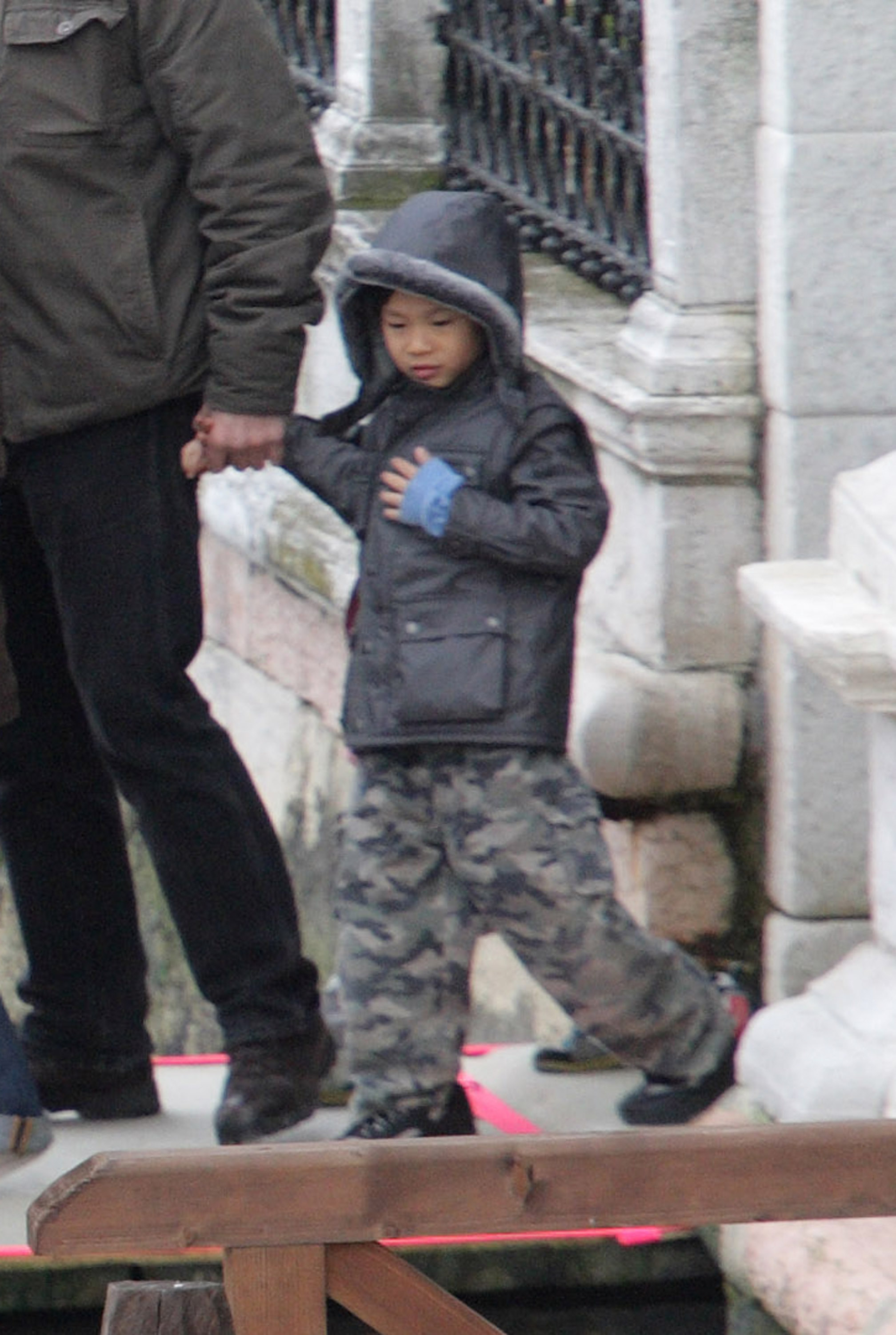 Pax Jolie-Pitt wurde am 7. März 2010 in Venedig, Italien, fotografiert. | Quelle: Getty Images