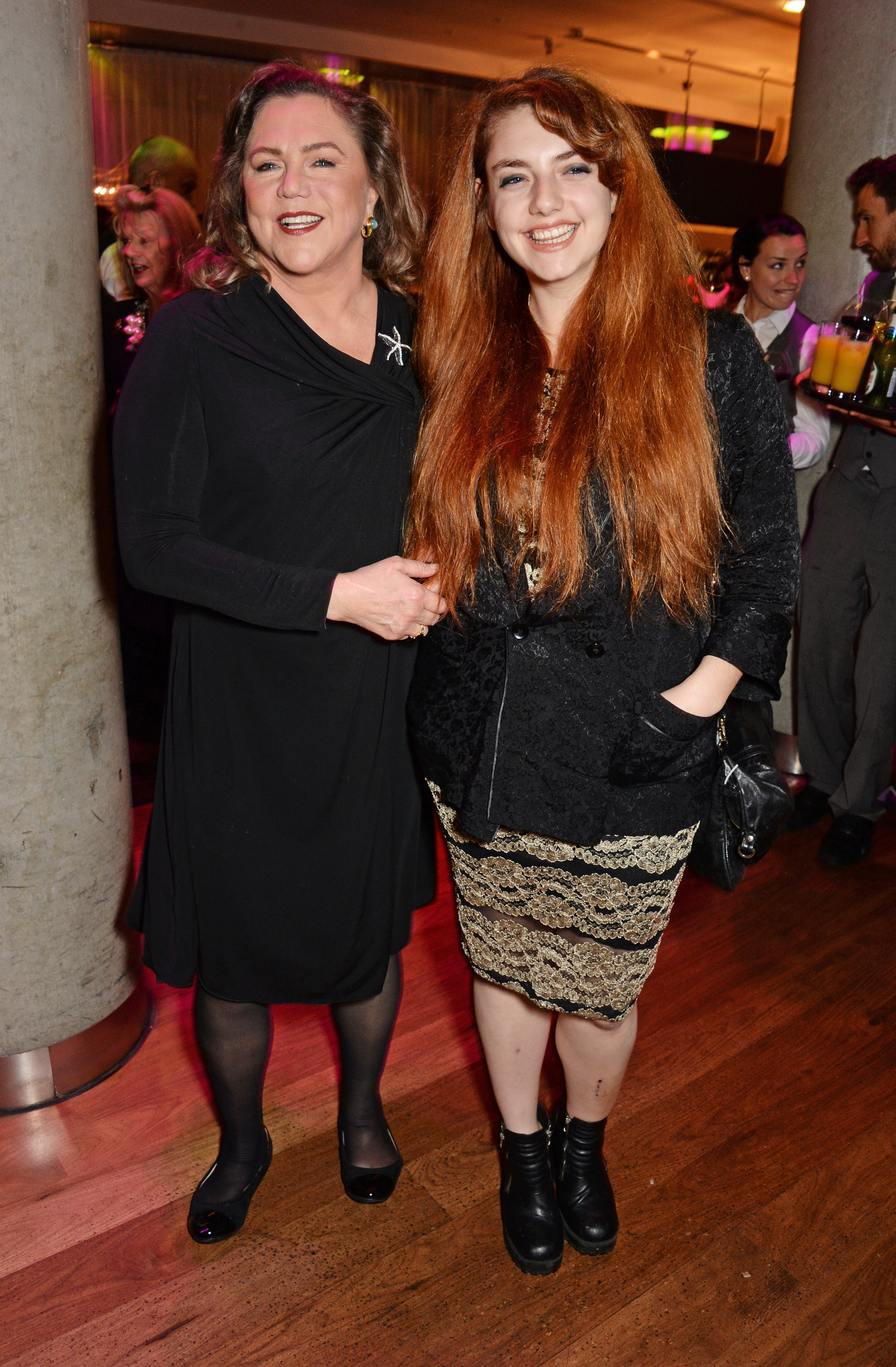 Kathleen Turner und Rachel Ann Weiss bei einer Afterparty in London 2014 | Quelle: Getty Images