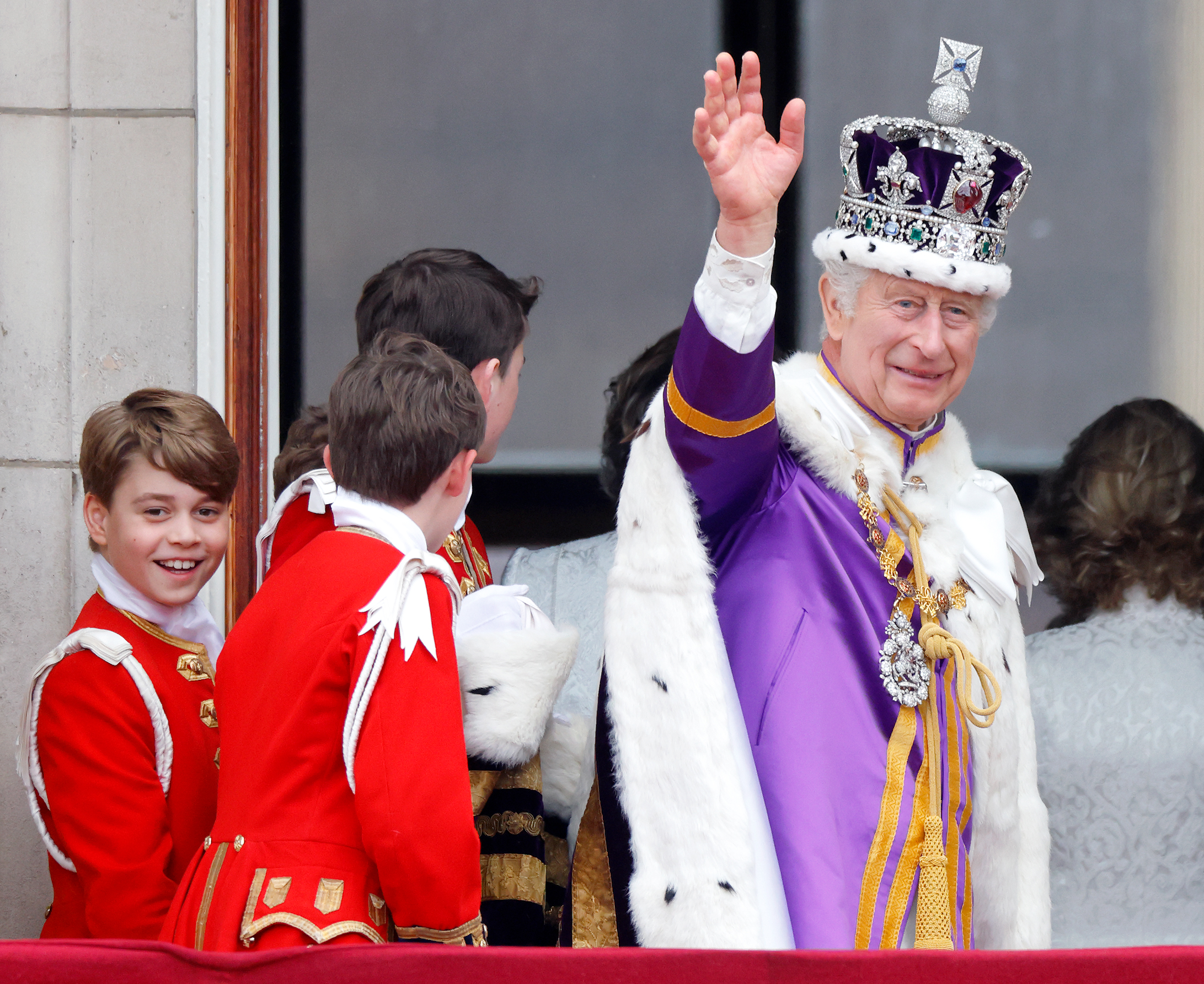 Prinz George und König Charles III. auf dem Balkon des Buckingham Palace nach der Krönung von König Charles III. und Königin Camilla in der Westminster Abbey am 6. Mai 2023 in London, England. | Quelle: Getty Images