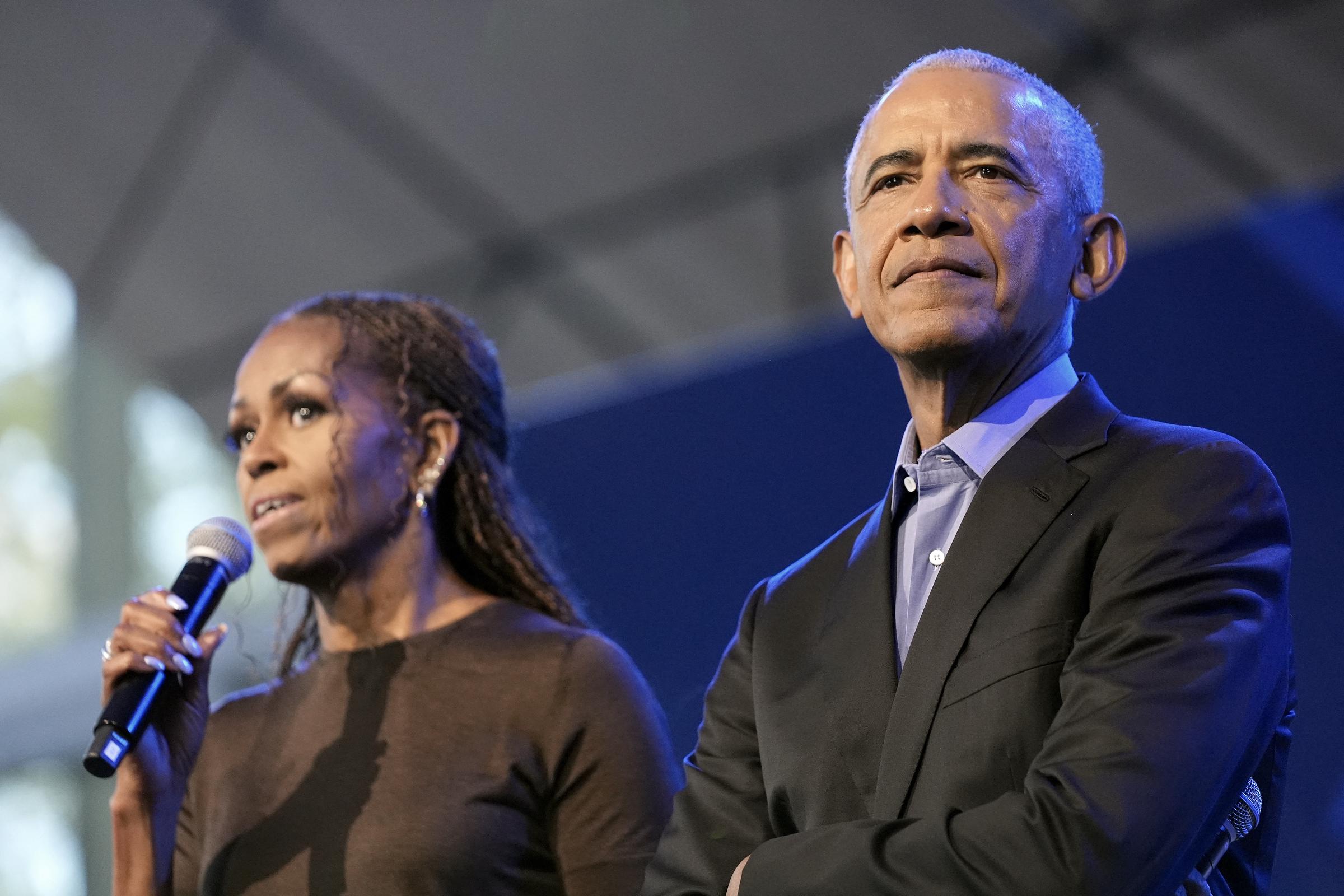 Barack und Michelle Obama nahmen am 16. Juni 2026 an einer Veranstaltung für Interessengruppen im Barack Obama Presidential Center in Chicago teil. Der Abend nahm eine emotionale Wendung, als Barack das sehr persönliche Detail an Michelles Outfit bemerkte. | Quelle: Getty Images