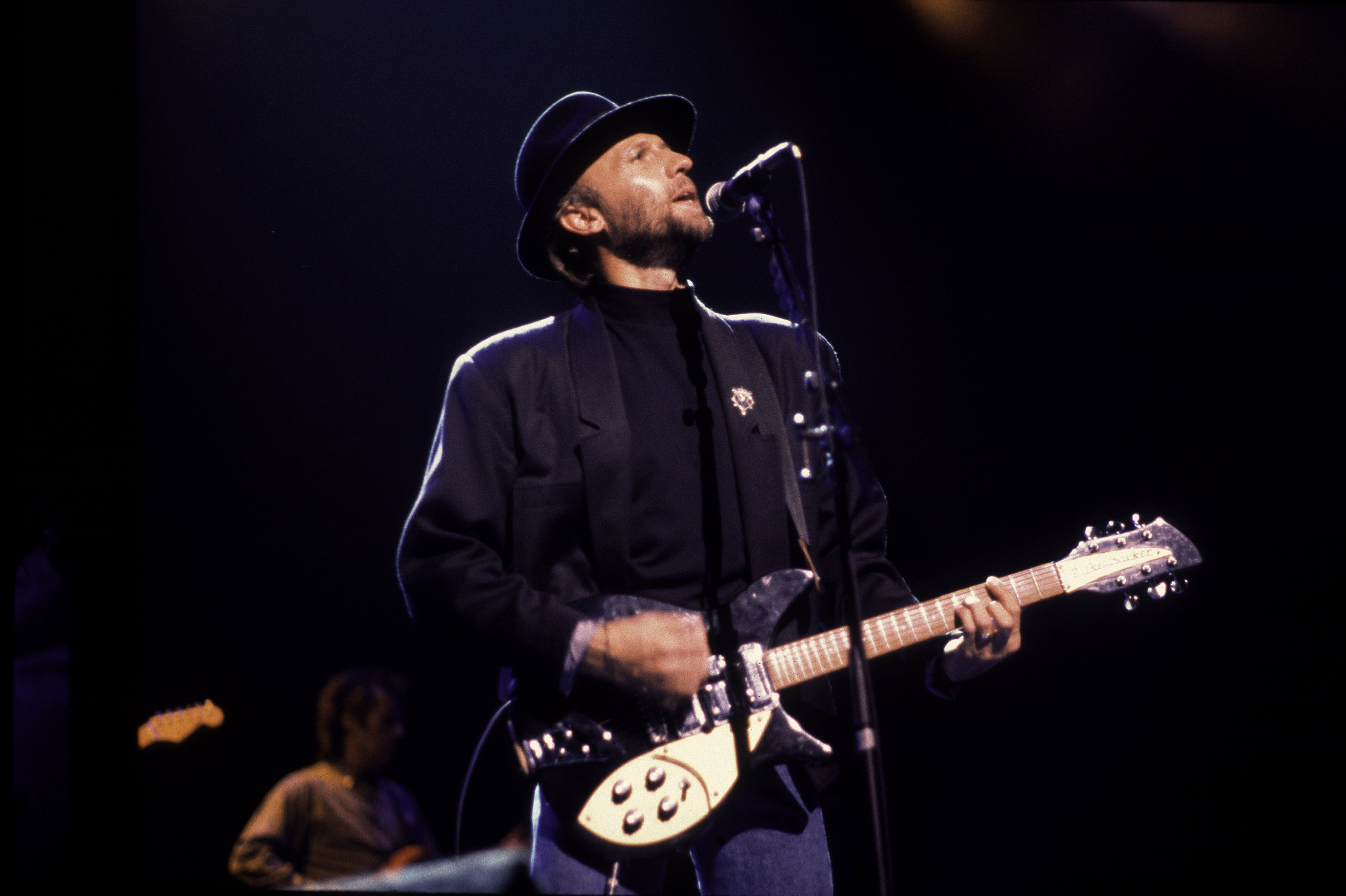 Der britische Popmusiker Maurice Gibb steht am 31. Juli 1989 in Hoffman Estates, Illinois, auf der Bühne | Quelle: Getty Images