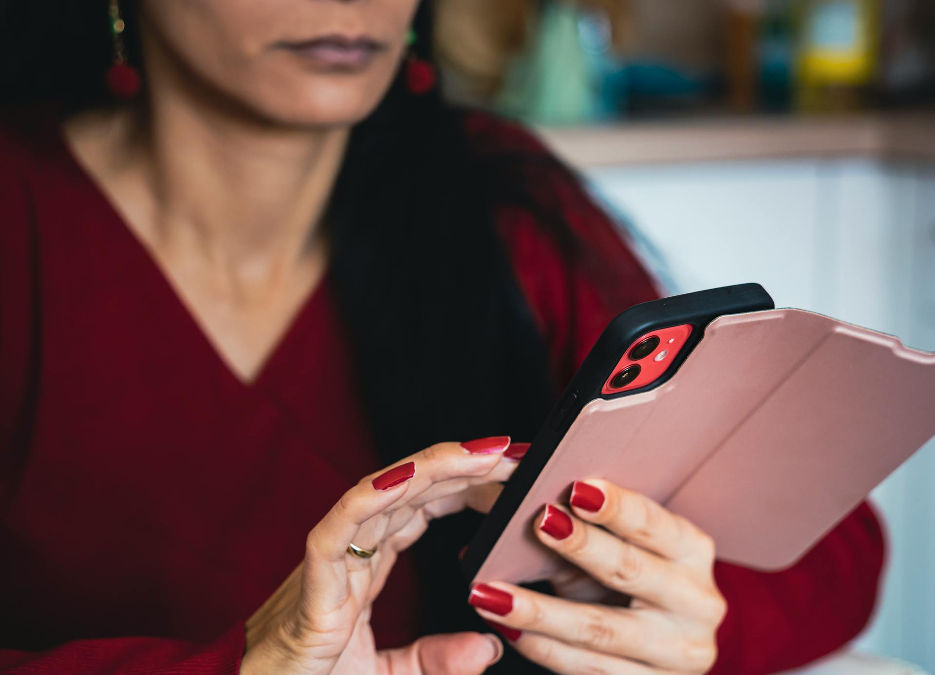 Eine entschlossene Frau, die ihr Telefon benutzt | Quelle: Pexels