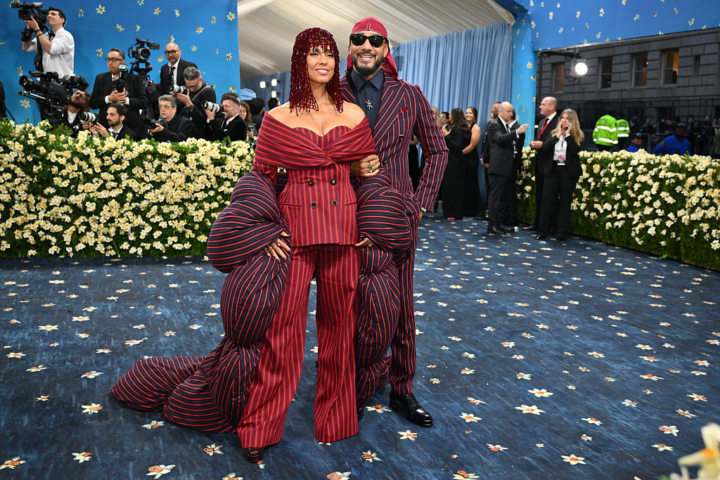 Die US-Sängerin und Songwriterin Alicia Keys und ihr Ehemann, der US-Rapper Swizz Beatz, ergänzten sich bei der Met Gala 2025 mit passenden Looks.