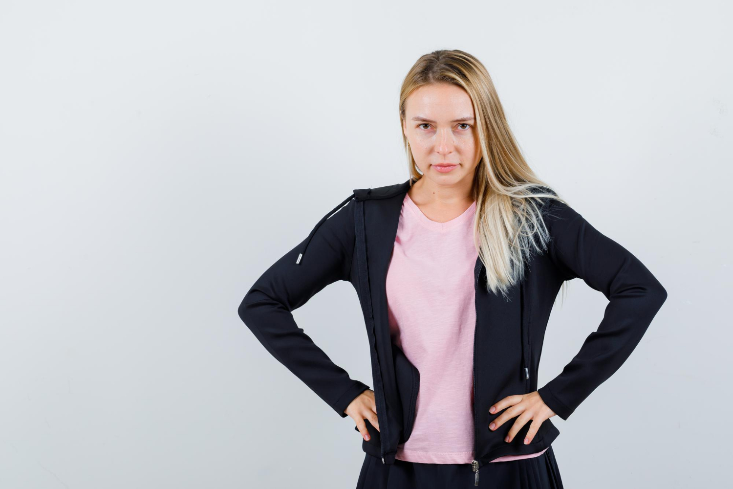 Kobieta z rękami na biodrach | Źródło: Freepik