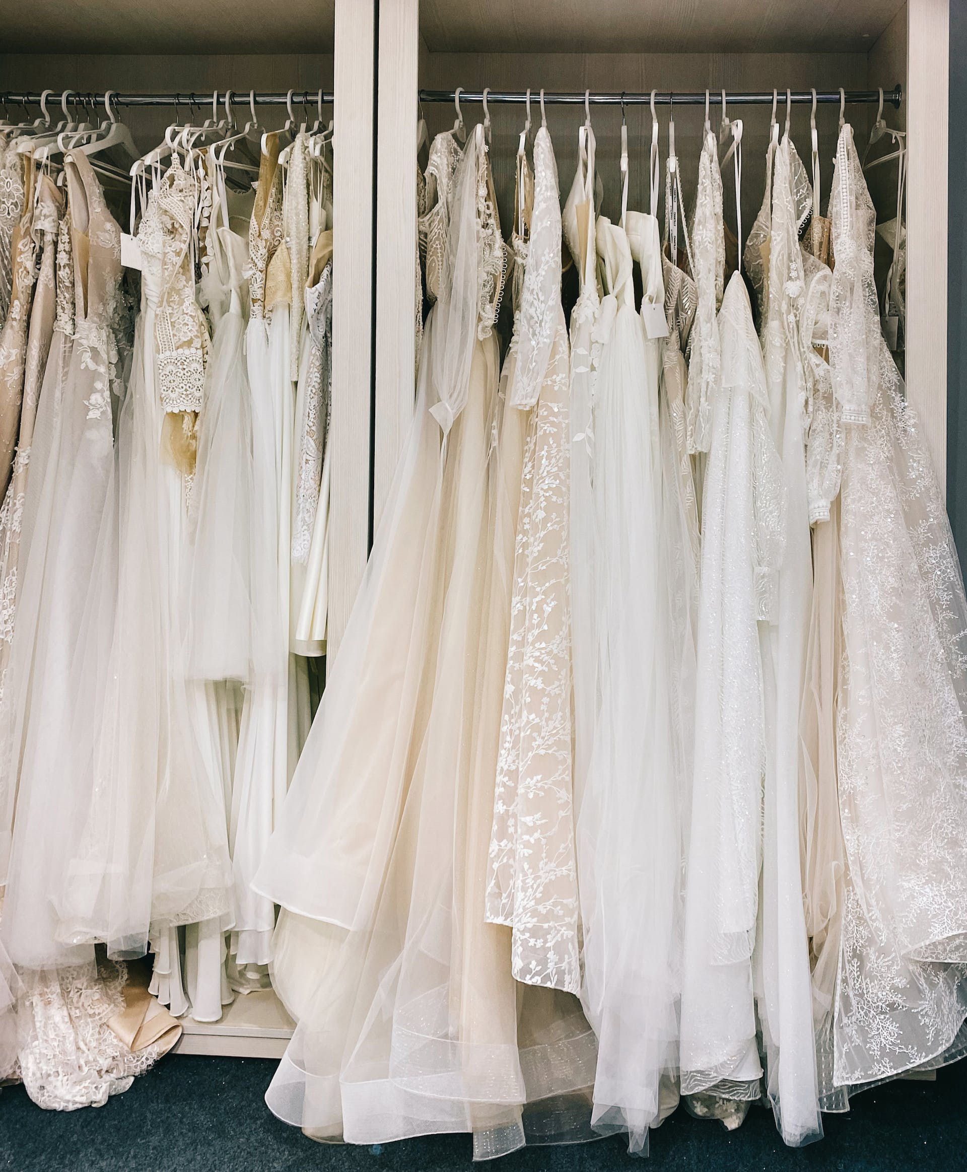 Brautkleider, die in einem Laden hängen | Quelle: Pexels