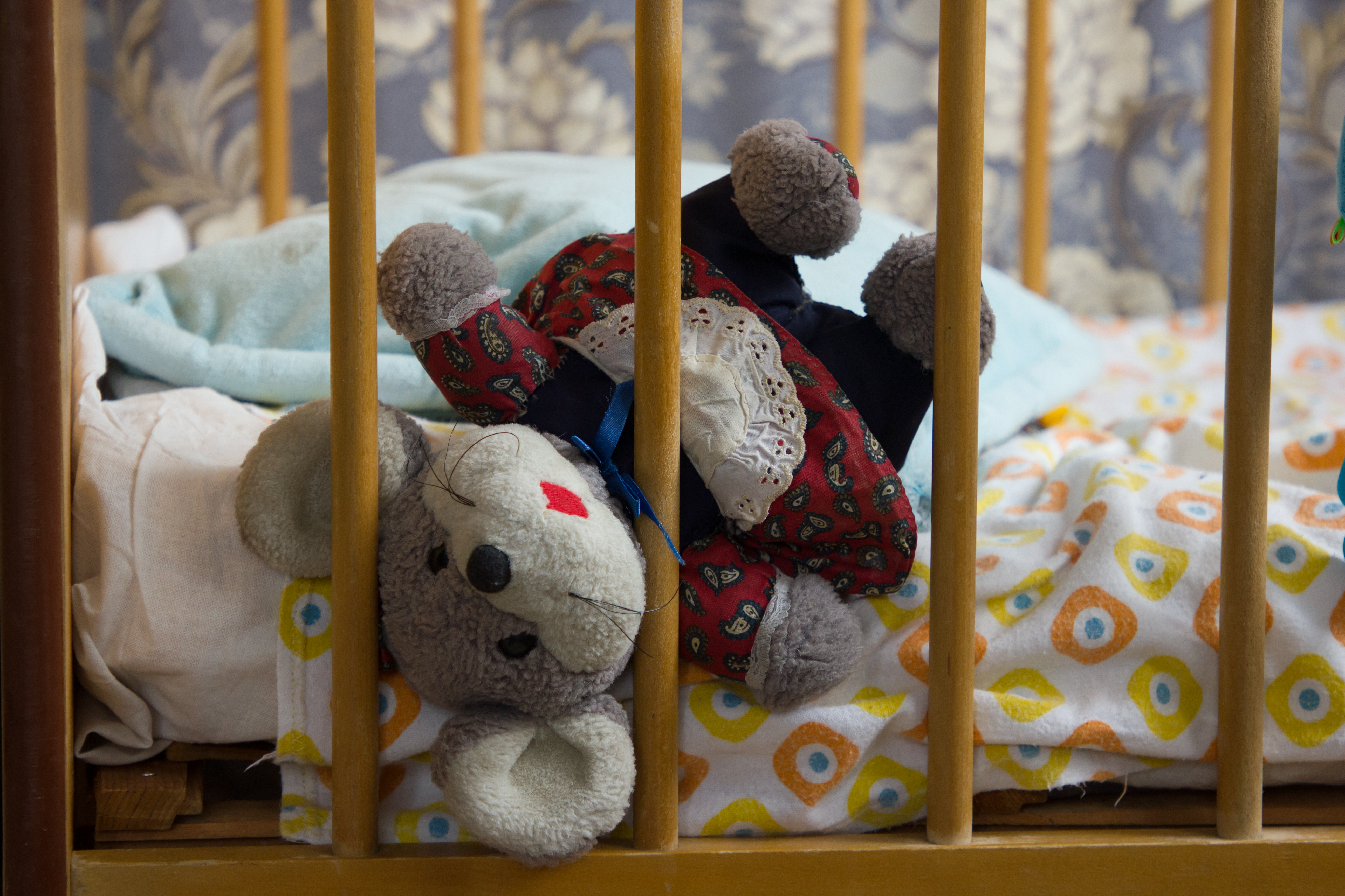 Ein Teddybär in einem Kinderbett | Quelle: Shutterstock