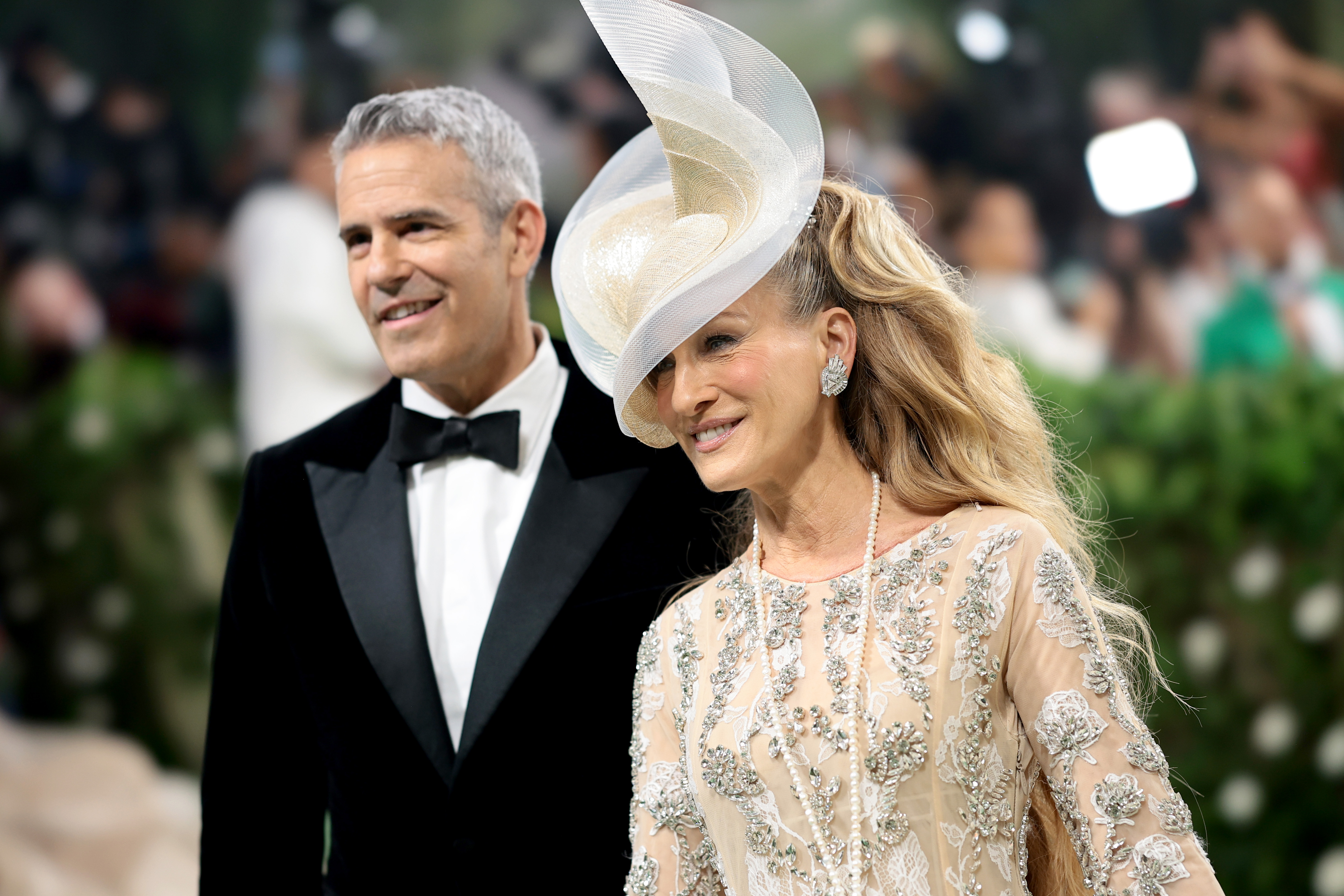 Andy Cohen und Sarah Jessica Parker bei der Met Gala zur Feier von "Sleeping Beauties: Reawakening Fashion" am 6. Mai 2024 in New York City | Quelle: Getty Images