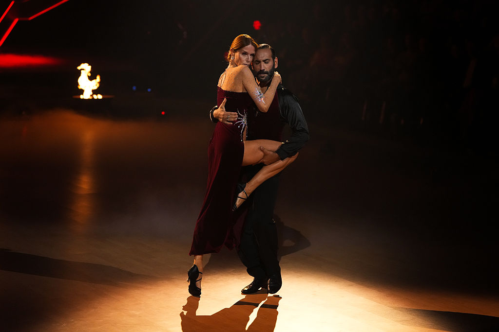 Esther Schweins und Massimo Sinato treten am 10. April 2026 in den MMC Studios in Köln bei der vierten Show der 19. Staffel von „Let's Dance“ auf. | Quelle: Getty Images