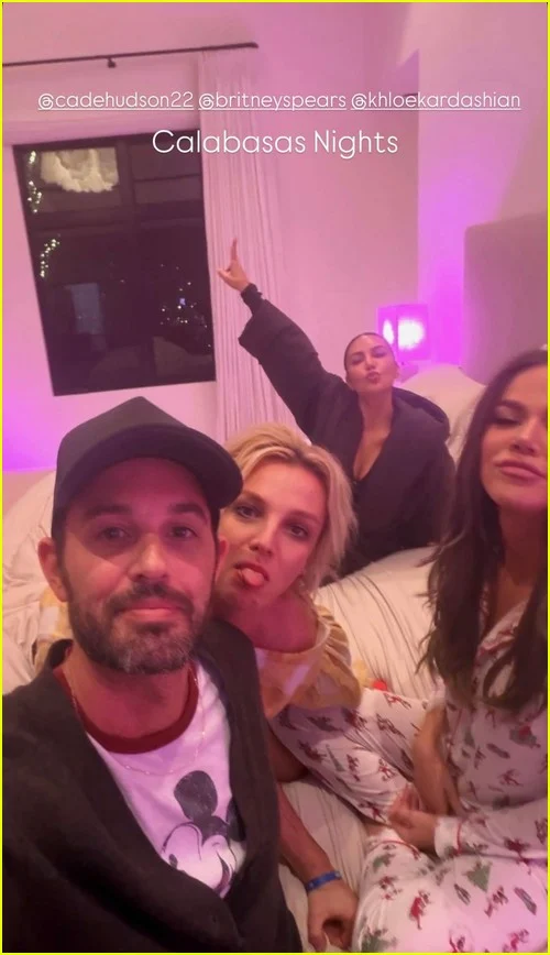 Kim Kardashian, Britney Spears, Cade Hudson und Khloé Kardashian am 14. November 2025 in Hidden Hills, Calabasas. | Quelle: Instagram/kimkardashian
