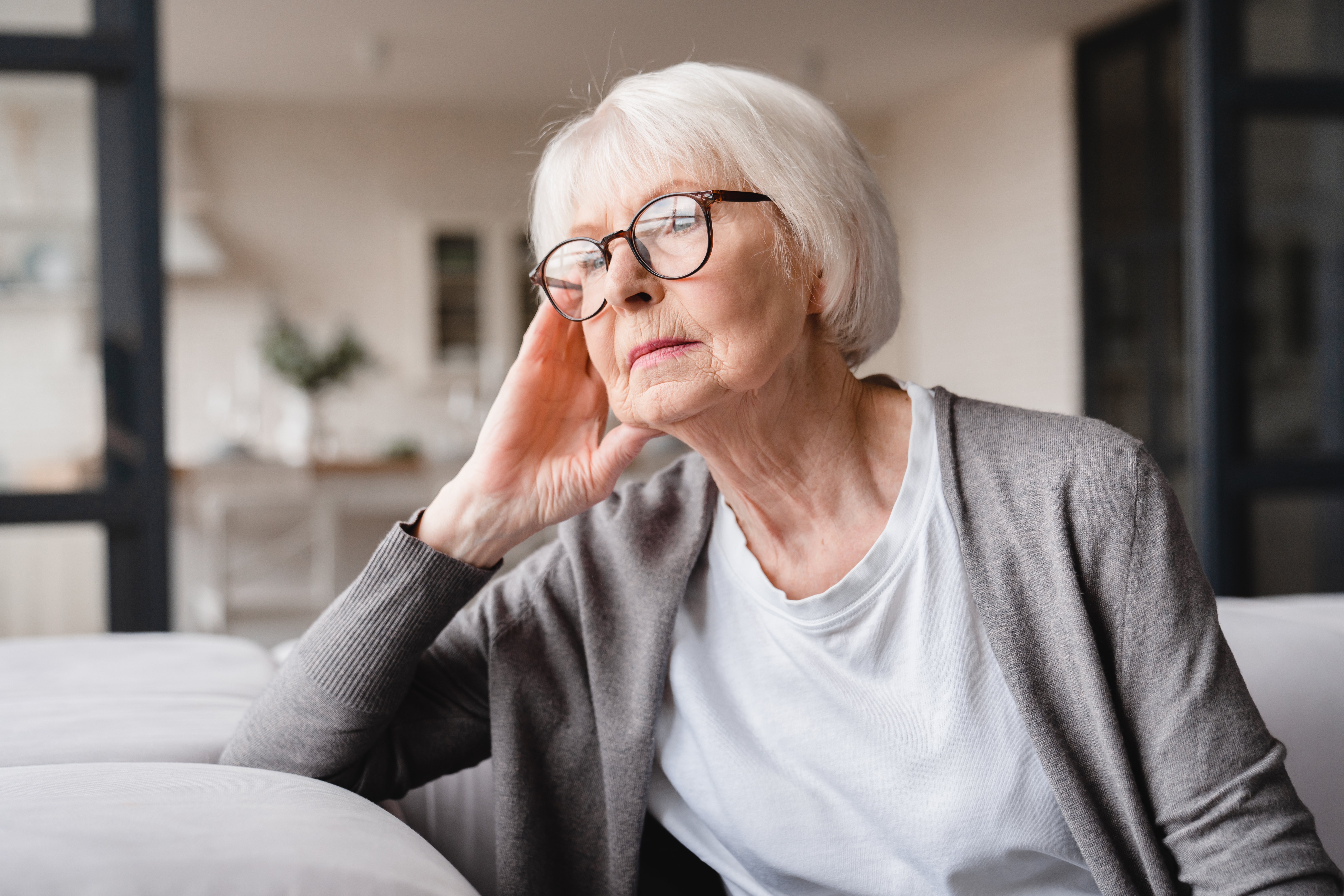 Eine ältere Frau mit besorgtem Blick | Quelle: Shutterstock