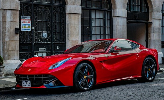  Ein roter Ferrari auf den Straßen | Quelle: Pixabay