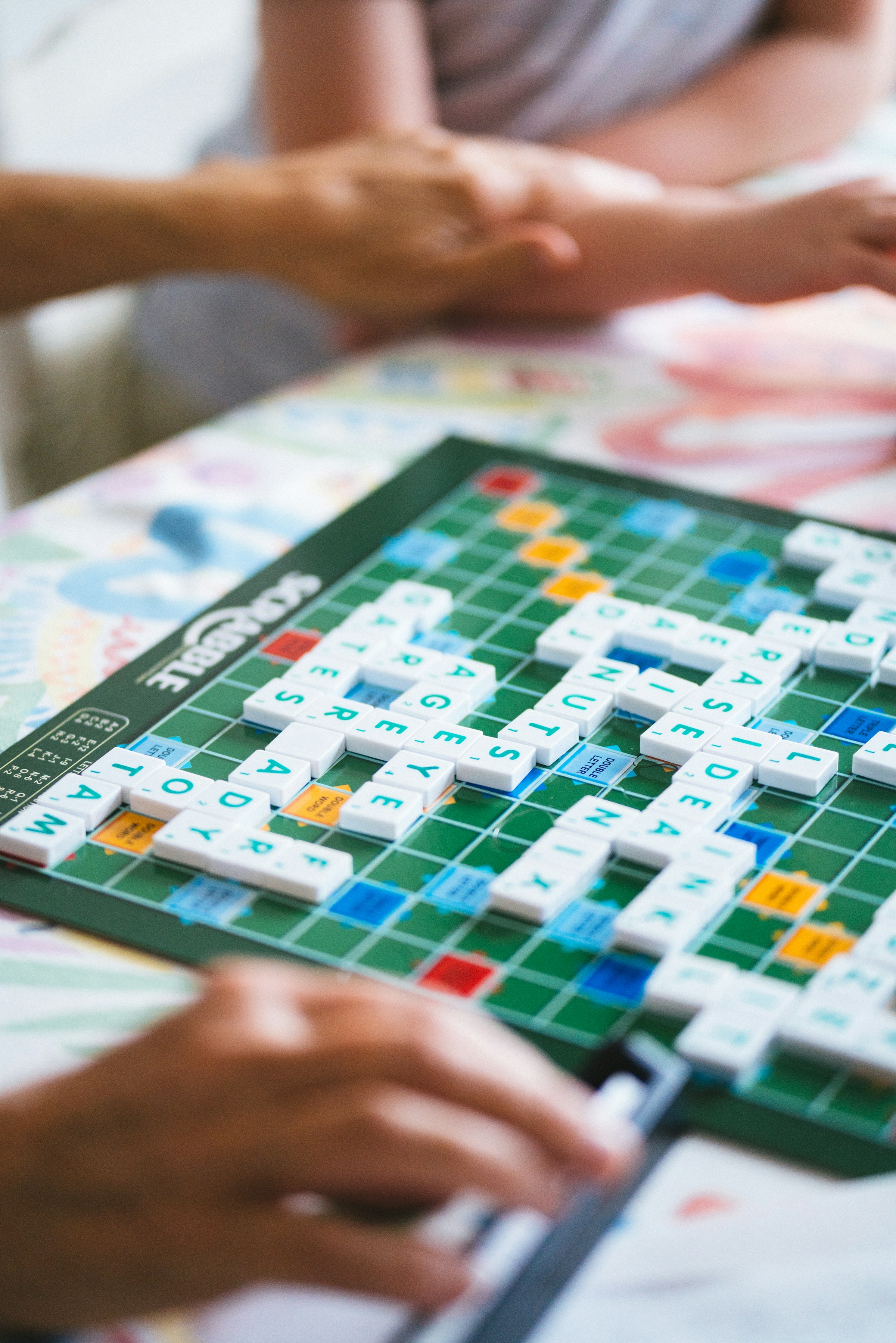 Eine Nahaufnahme von Menschen, die Scrabble spielen | Quelle: Unsplash