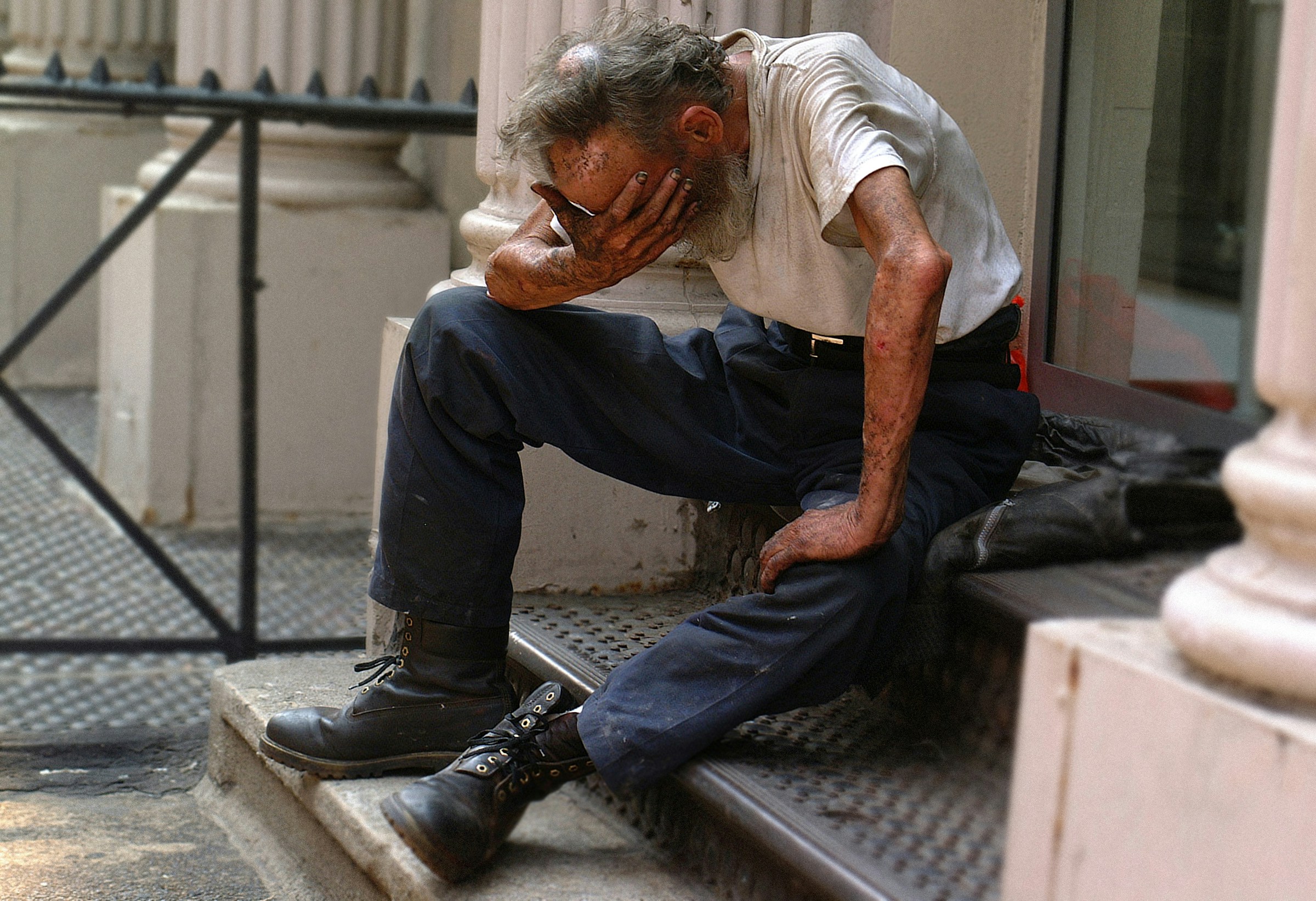Ein trauriger obdachloser Mann | Quelle: Unsplash