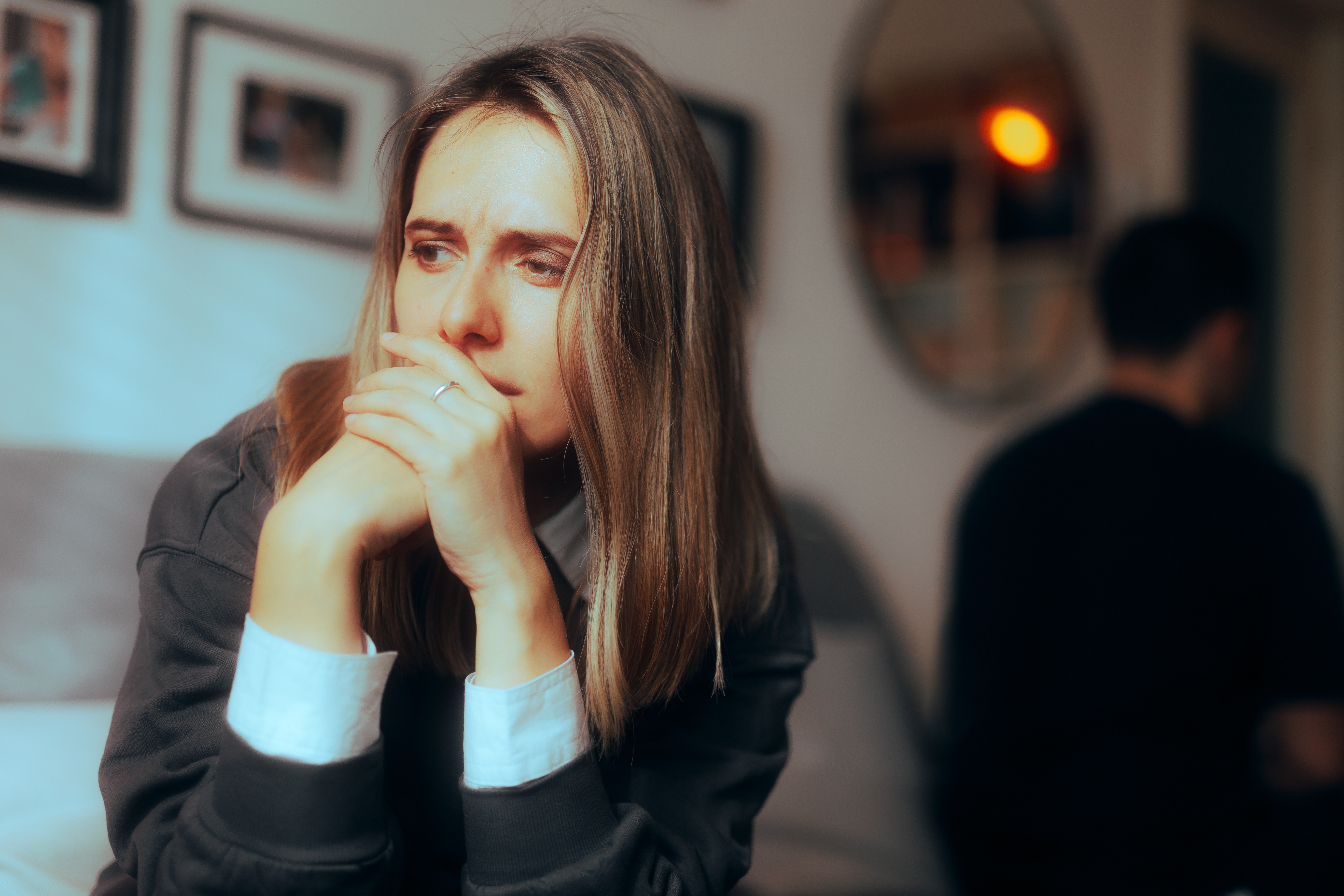 Eine Frau, die nach einem Streit mit ihrem Mann alleine sitzt | Quelle: Shutterstock