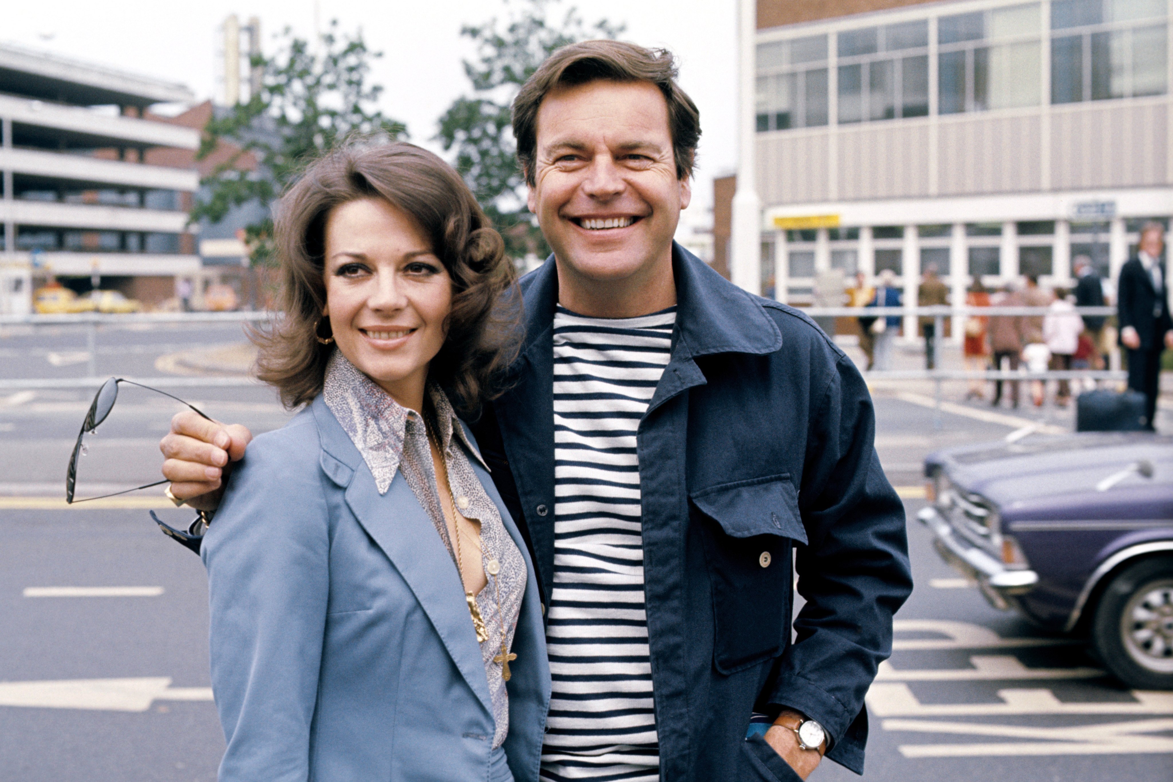 Robert Wagner und seine Frau Natalie Wood am Flughafen Heathrow in London | Quelle: Getty Images