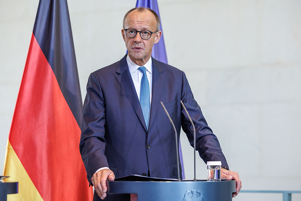Der deutsche Bundeskanzler Friedrich Merz nimmt nach Gesprächen im Kanzleramt am 26. August 2025 in Berlin an einer gemeinsamen Pressekonferenz mit dem kanadischen Premierminister Mark Carney (nicht im Bild) teil. | Quelle: Getty Images