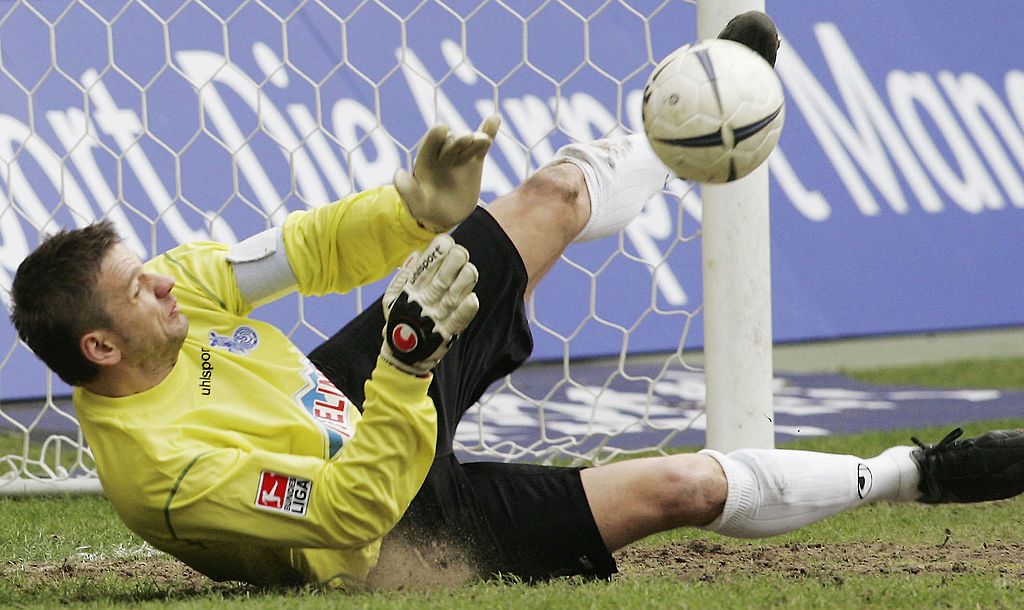 Georg Koch aus Duisburg hält einen Elfmeter von Frankfurt während des Bundesligaspiels zwischen Eintracht Frankfurt und MSV Duisburg in der Commerzbank-Arena am 18. März 2006 in Frankfurt. | Quelle: Getty Images