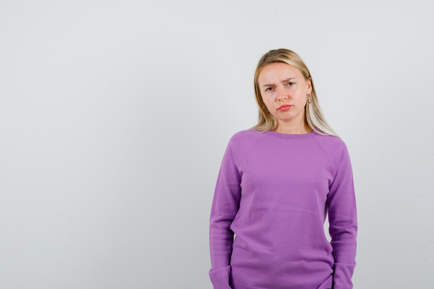 Eine in Gedanken versunkene Frau | Quelle: Freepik