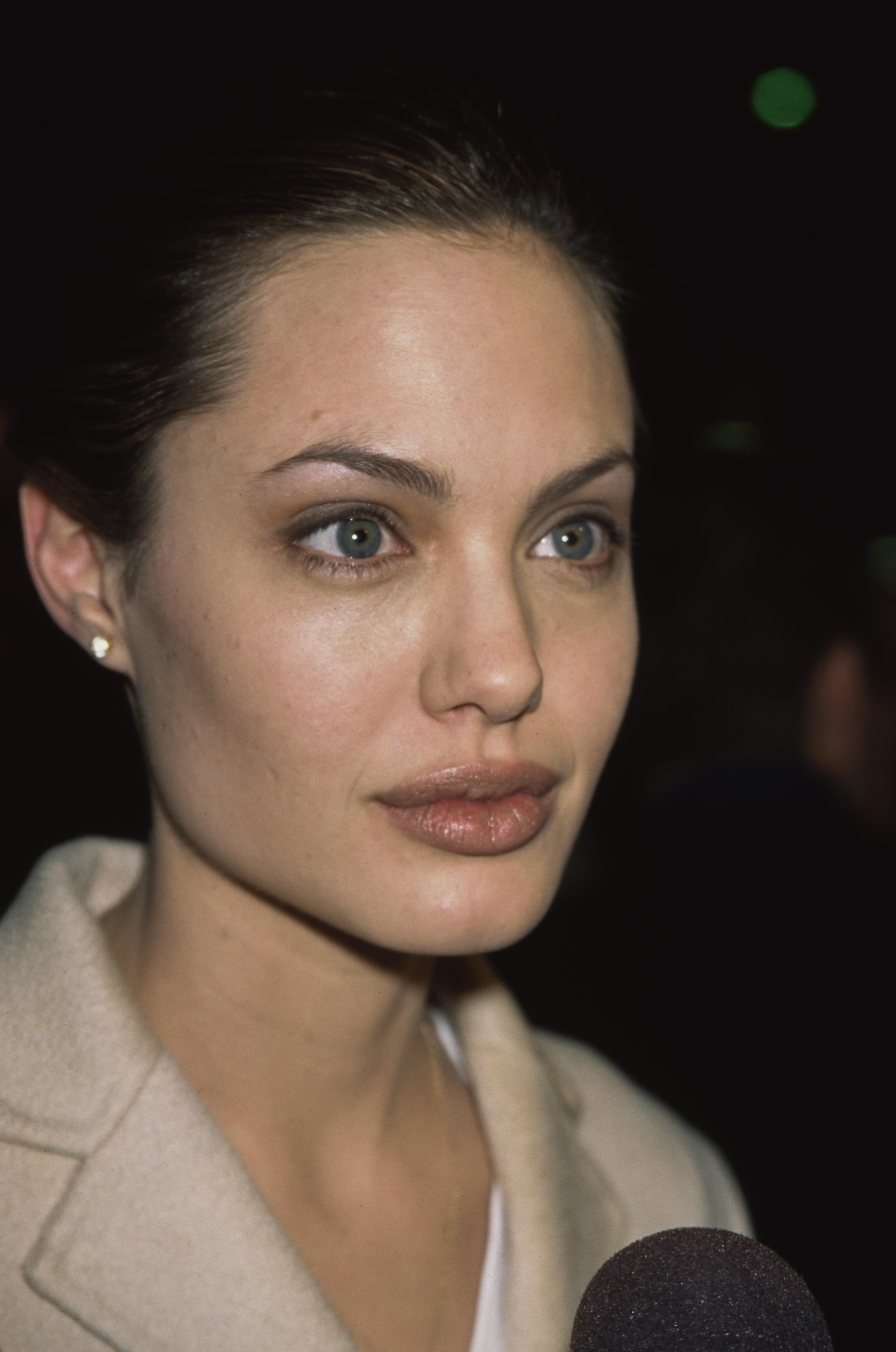 Jolies Aufstieg zum internationalen Ruhm lenkte immer mehr Aufmerksamkeit auf ihre Gesichtszüge, die zu einem festen Bestandteil ihres typischen Hollywood-Images wurden. Jahrzehnte später sollten genau diese Gesichtszüge erneut zum Gegenstand intensiver Online-Diskussionen werden.