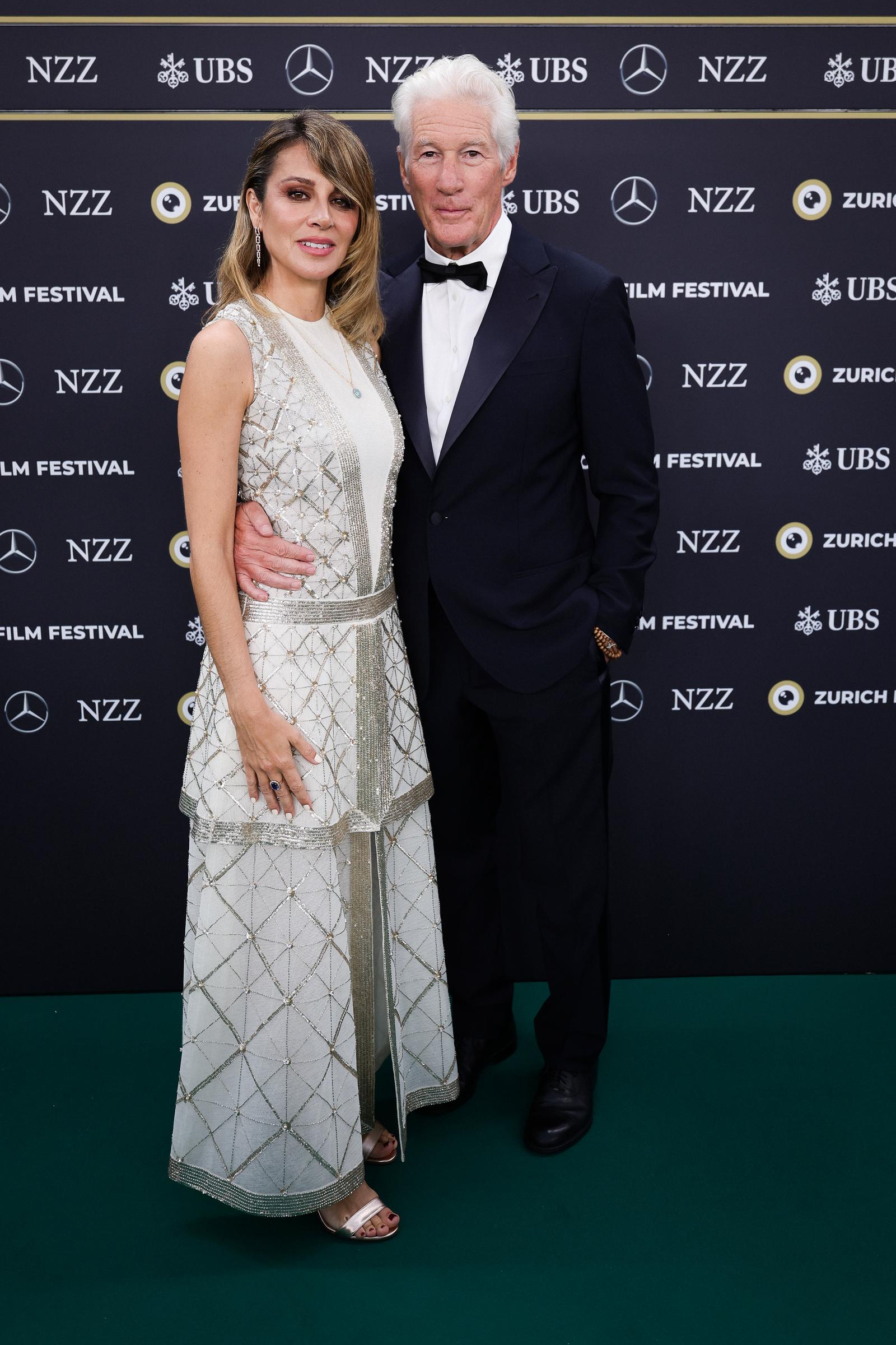 Alejandra Silva und Richard Gere bei der "Wisdom of Happiness"-Premiere während des 20. Zurich Film Festival im Corso in Zürich, Schweiz, am 8. Oktober 2024 | Quelle: Getty Images