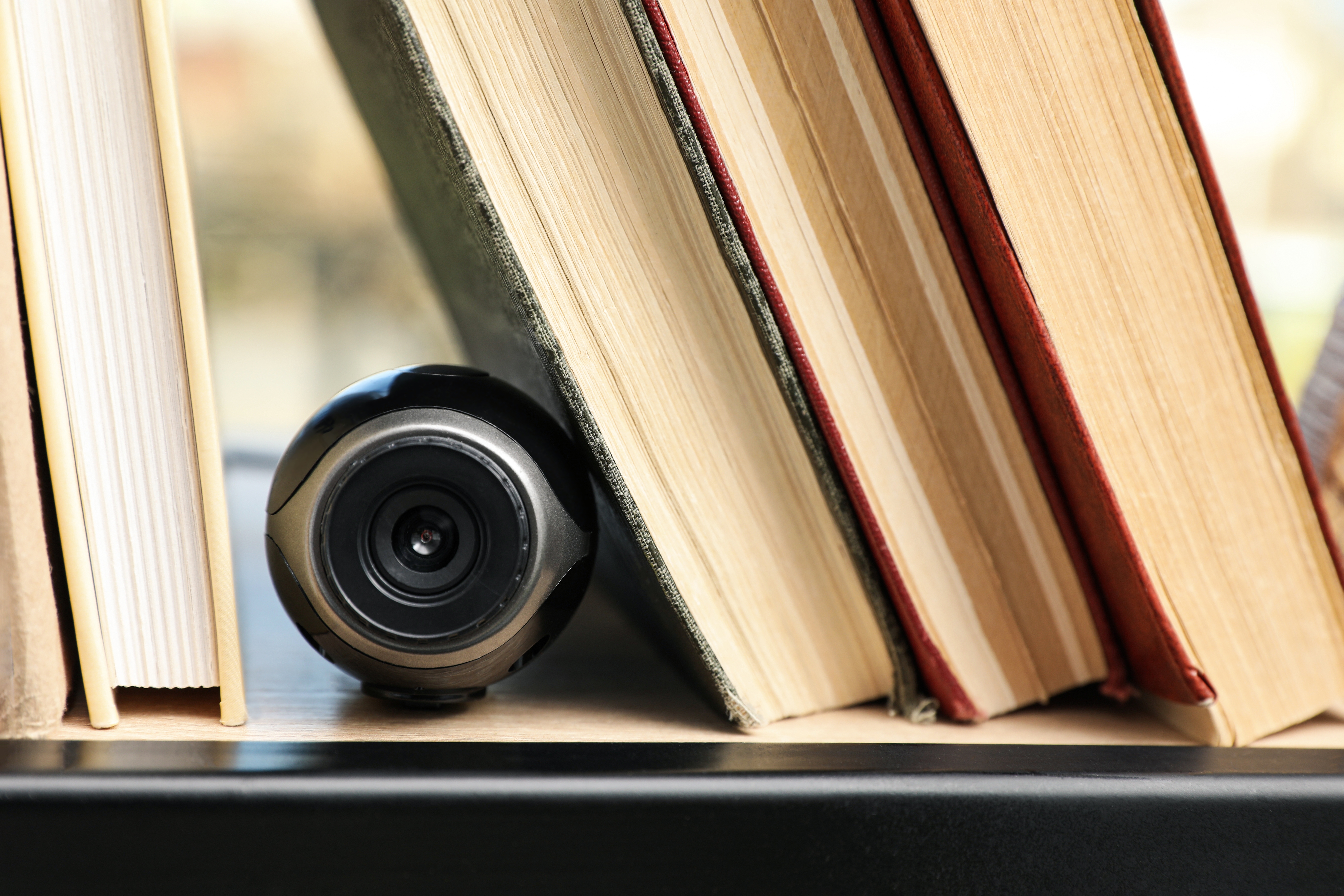 Eine zwischen Büchern versteckte Kamera | Quelle: Shutterstock