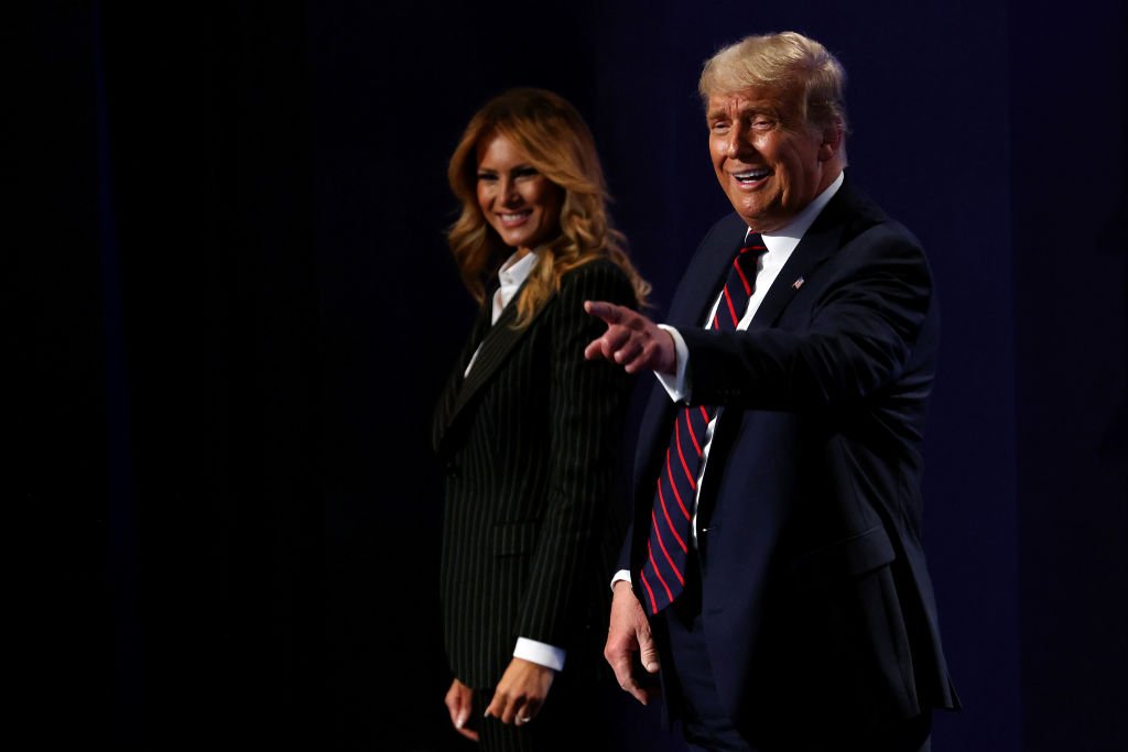 US-Präsident Donald Trump und First Lady Melania Trump auf der Bühne nach der ersten Präsidentendebatte zwischen Trump und dem demokratischen Präsidentschaftskandidaten Joe Biden (Foto von Win McNamee) | Quelle: Getty Images