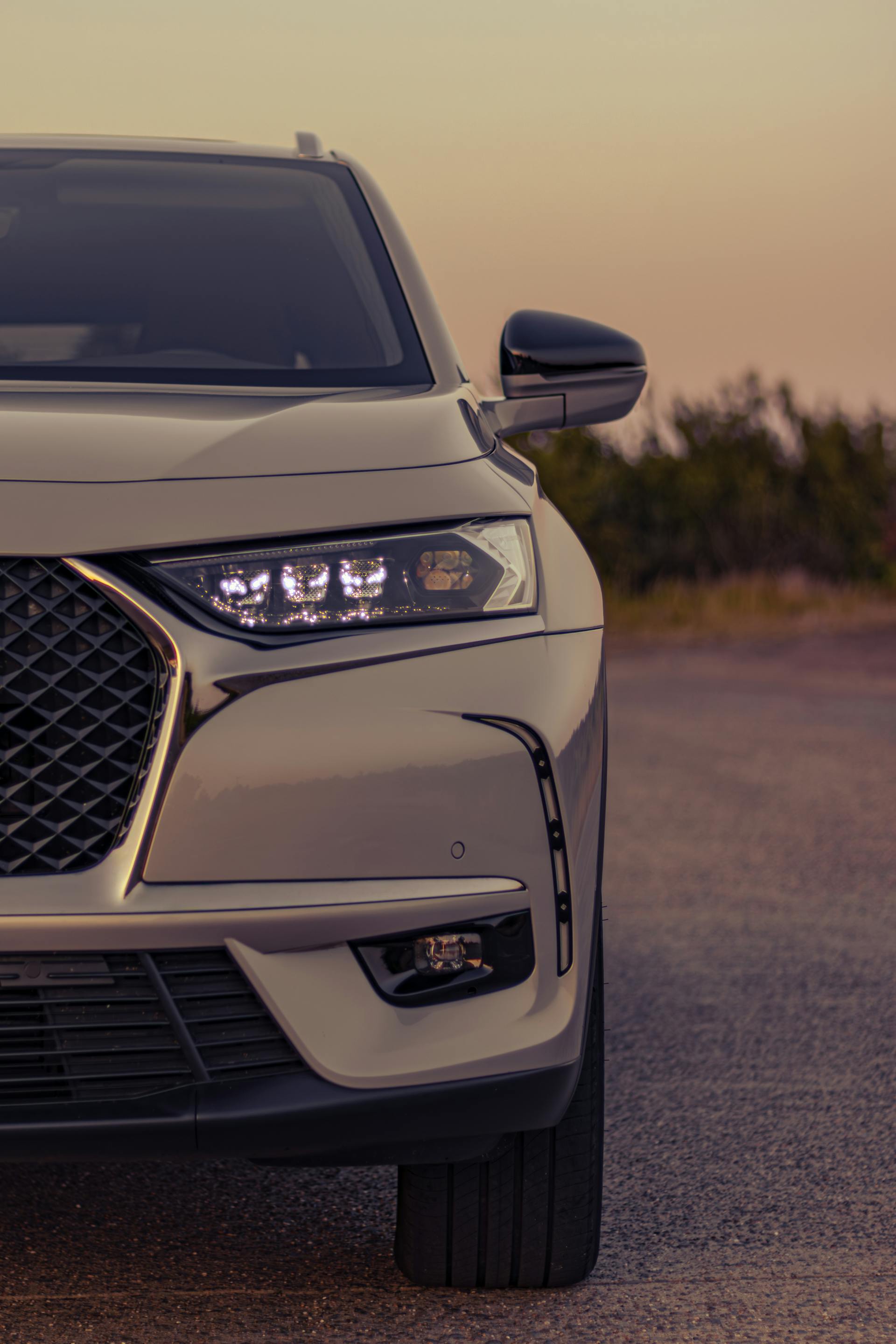 Eine Nahaufnahme eines Autos auf der Straße | Quelle: Pexels