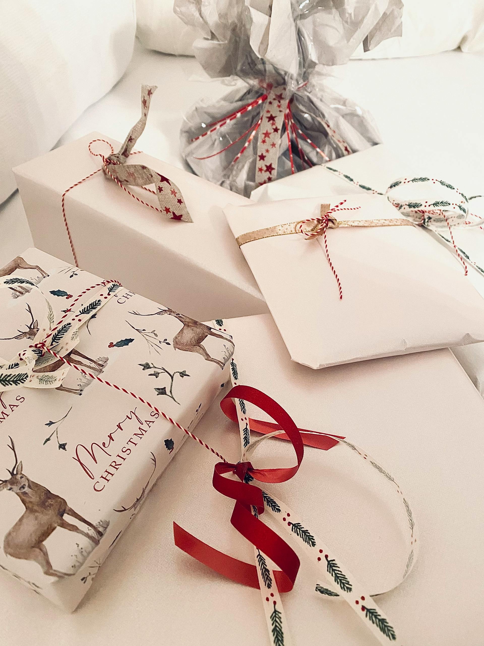 Wunderschön verpackte Weihnachtsgeschenke mit festlichen Bändern | Quelle: Pexels