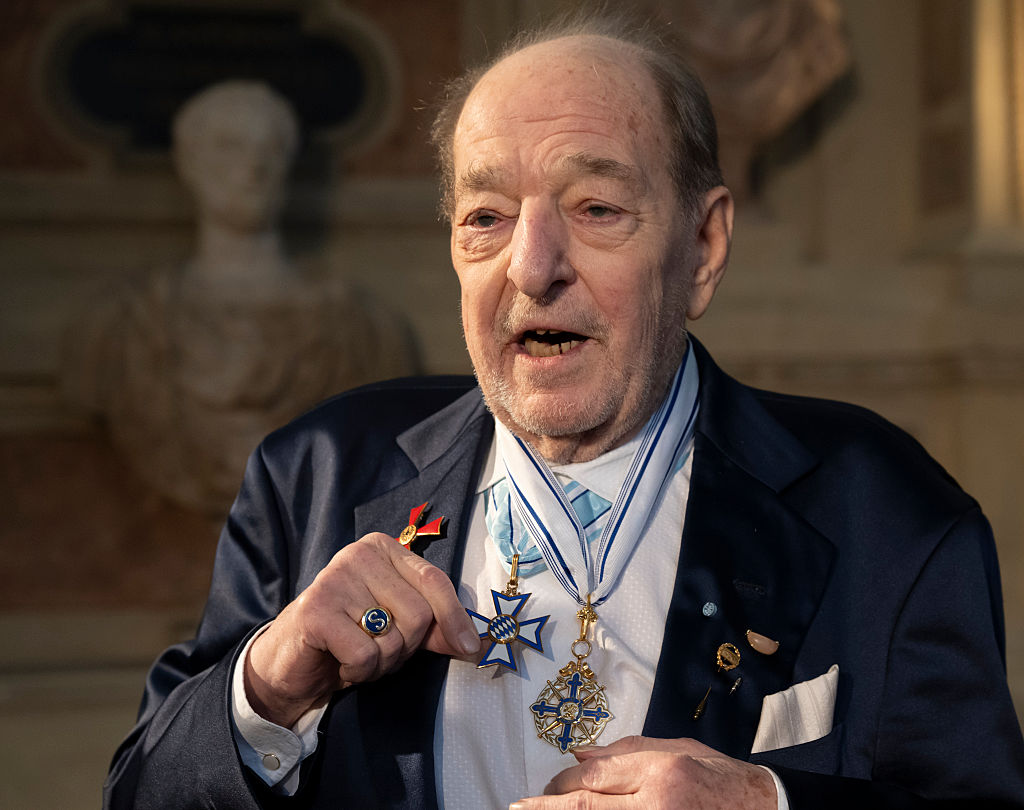 3. Dezember 2025, Bayern, München: Der Komponist Ralph Siegel sortiert seine zahlreichen Medaillen, nachdem ihm Ministerpräsident Söde den Bayerischen Maximilian-Orden für herausragende Leistungen in Wissenschaft und Kunst verliehen hat | Quelle: Getty Images