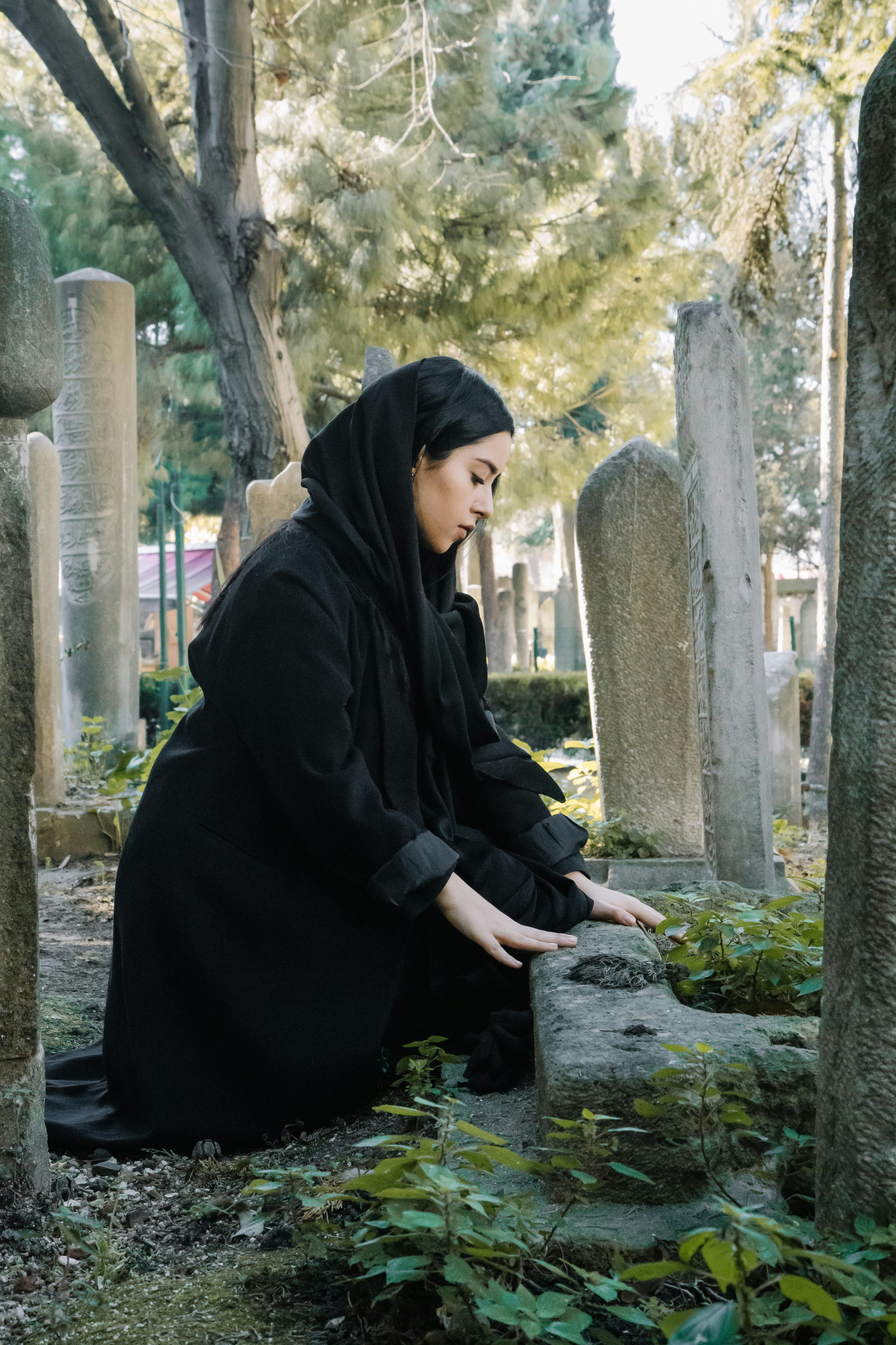 Eine traurige Frau auf einem Friedhof | Quelle: Pexels