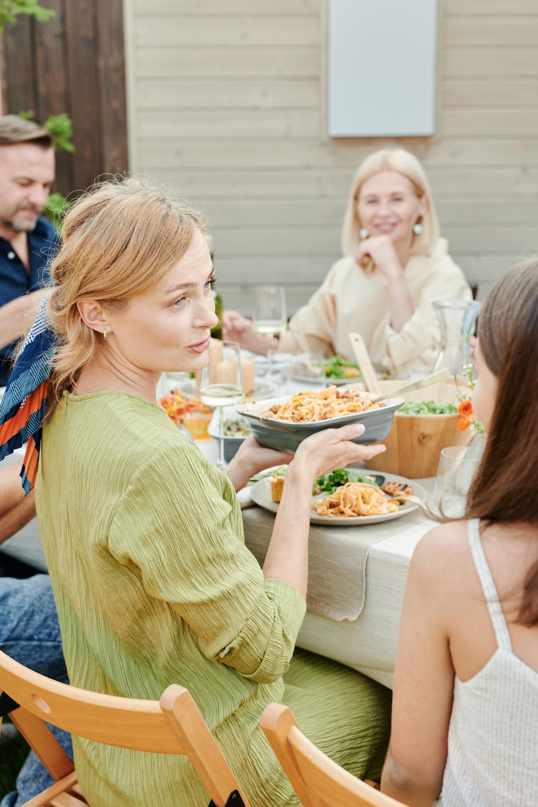 Frauen, die sich bei einem Familienessen unterhalten | Quelle: Pexels