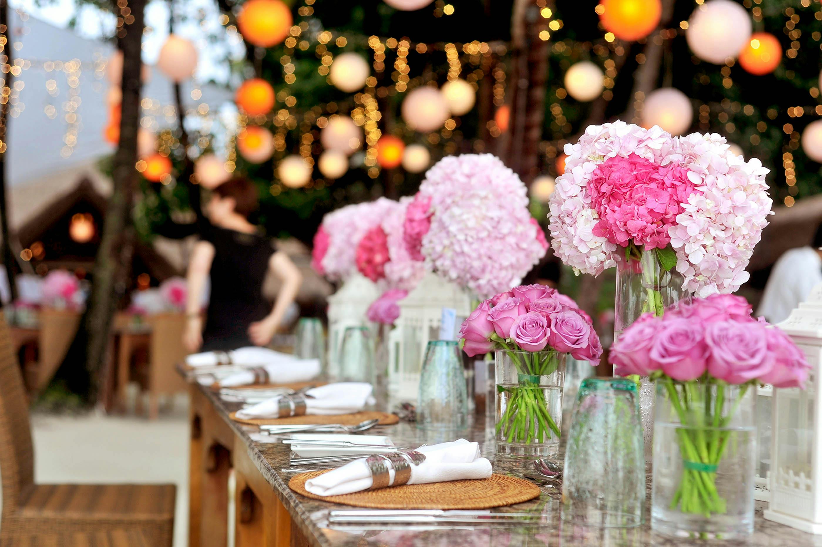 Ein mit Blumen und Tischdekoration geschmückter Veranstaltungsort | Quelle: Pexels