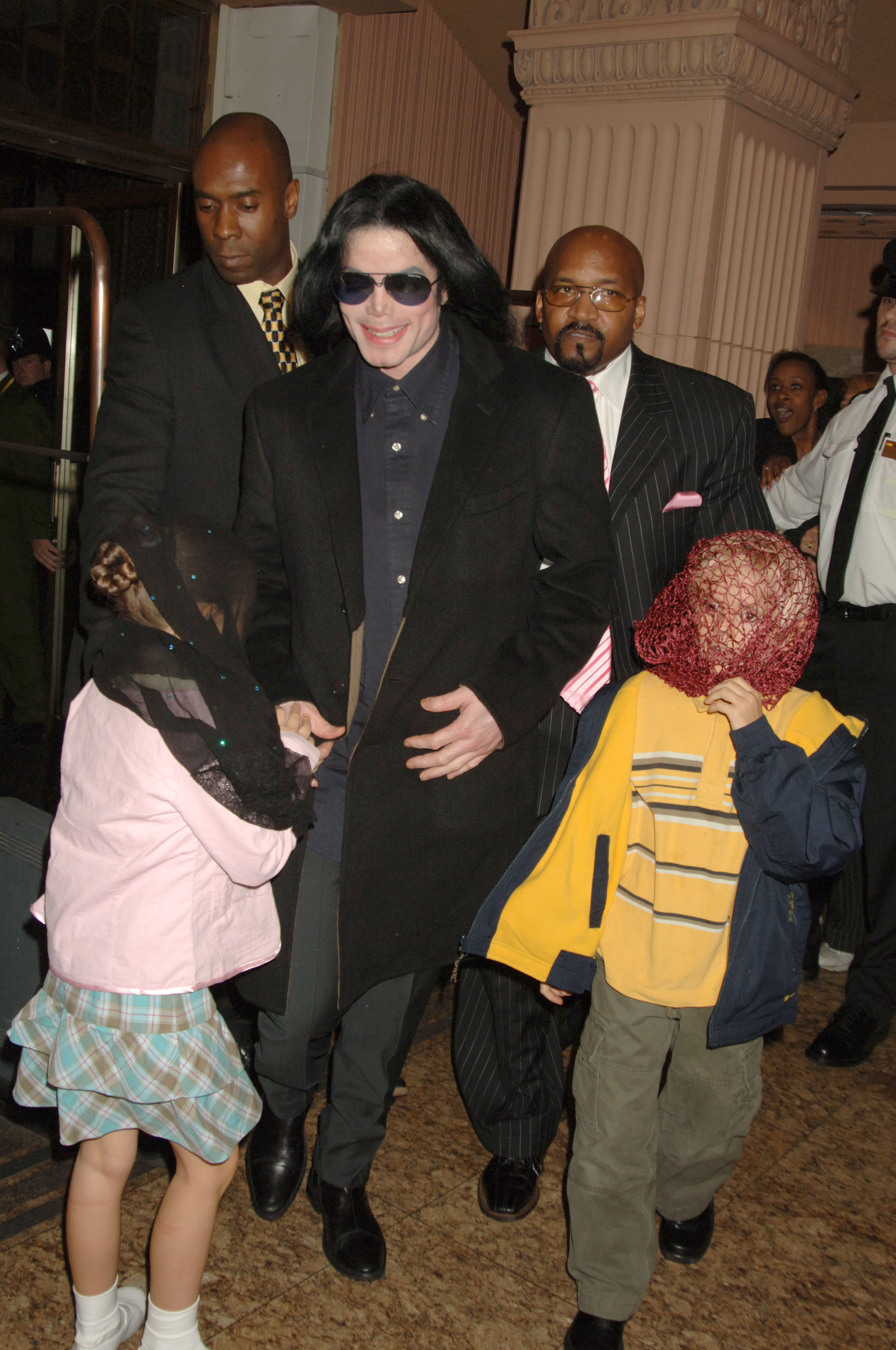 Paris, Michael und Prince Jackson besuchen Harrods am 12. Oktober 2005 in London, England. | Quelle: Getty Images