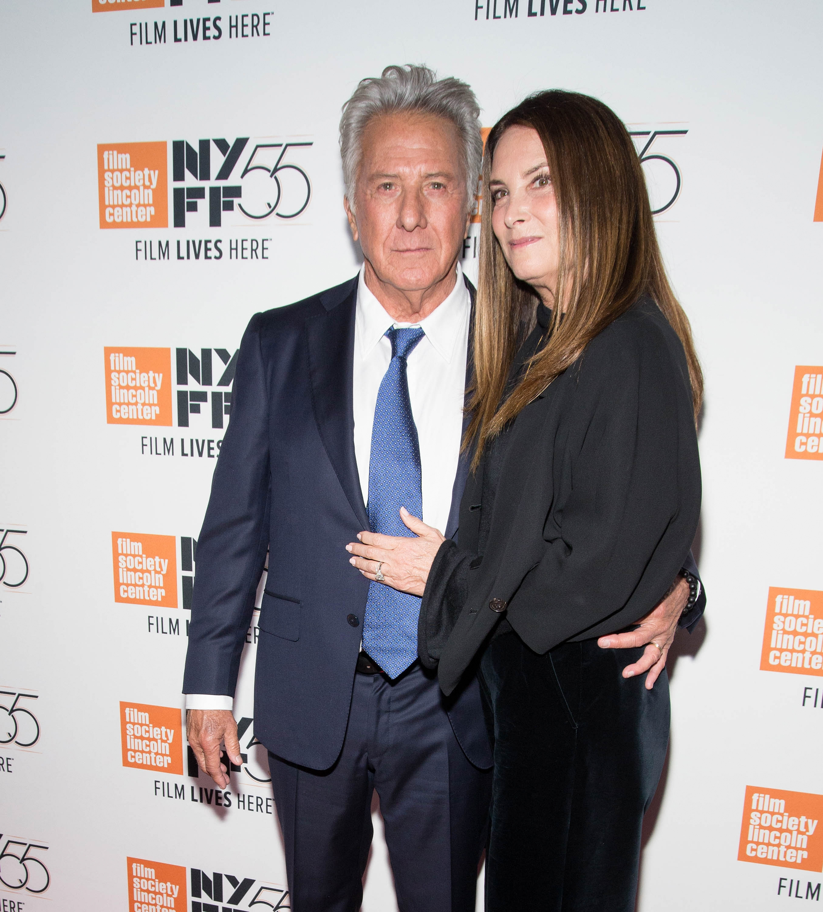 Dustin Hoffman und Lisa Hoffman bei der Vorführung von "Meyerowitz Stories" auf dem 55. New York Film Festival in New York City am 1. Oktober 2017. | Quelle: Getty Images