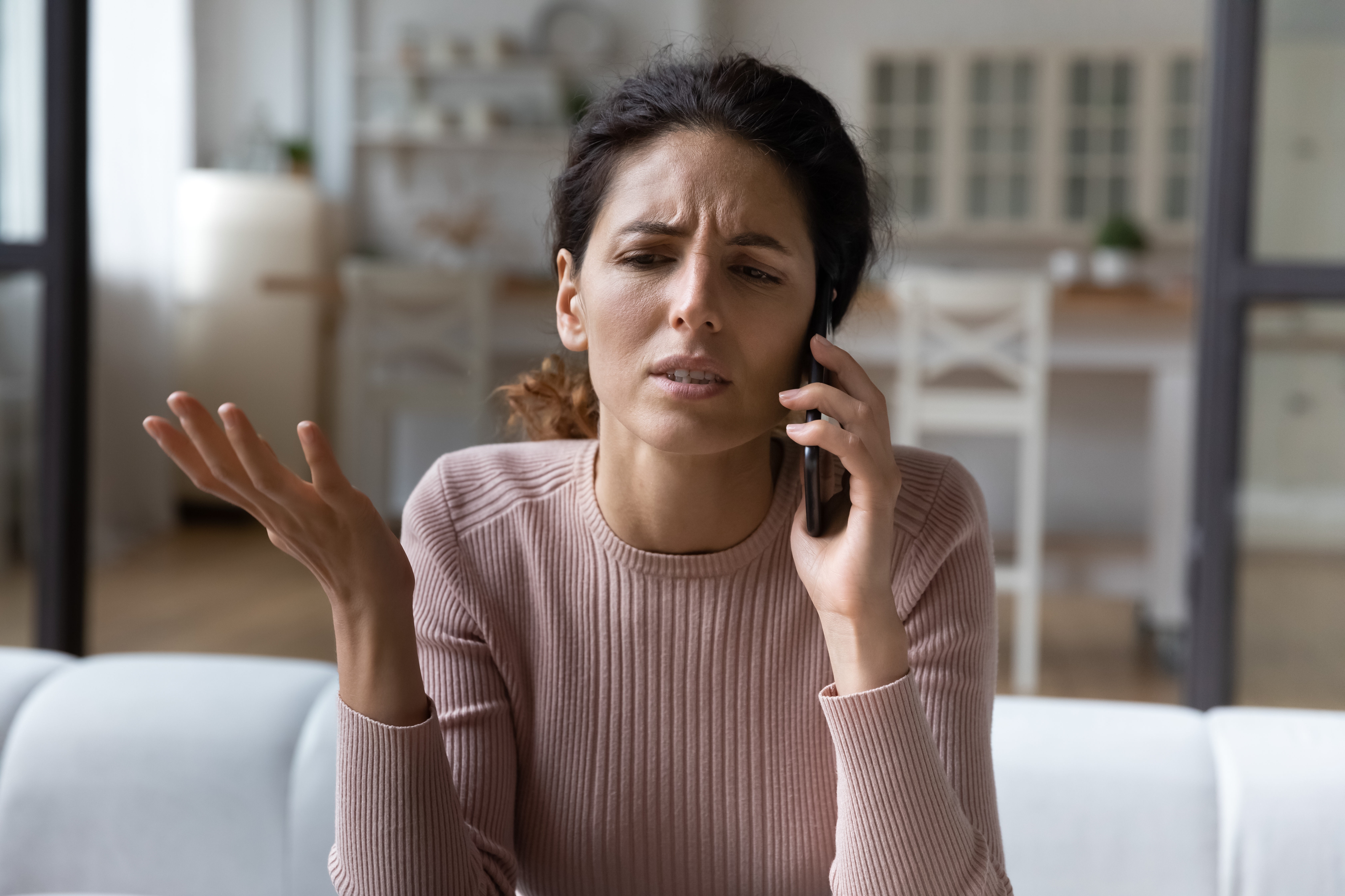 Verärgerte Frau beim Telefonieren | Quelle: Shutterstock