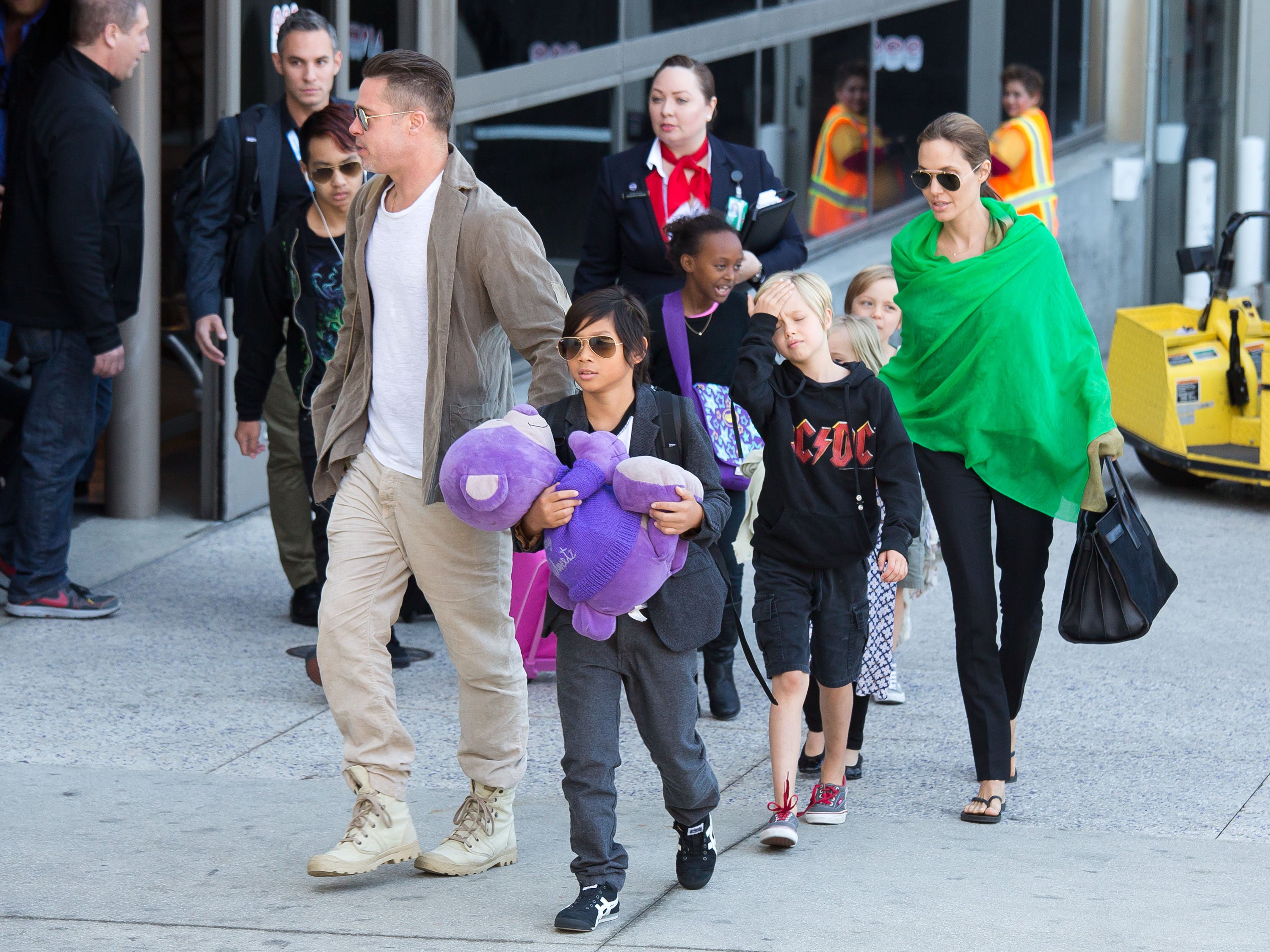 Brad Pitt und Angelina Jolie nach der Landung am Los Angeles International Airport mit Pax, Maddox, Shiloh, Zahara, Vivienne und Knox Jolie-Pitt am 5. Februar 2014 in Kalifornien. | Quelle: Getty Images