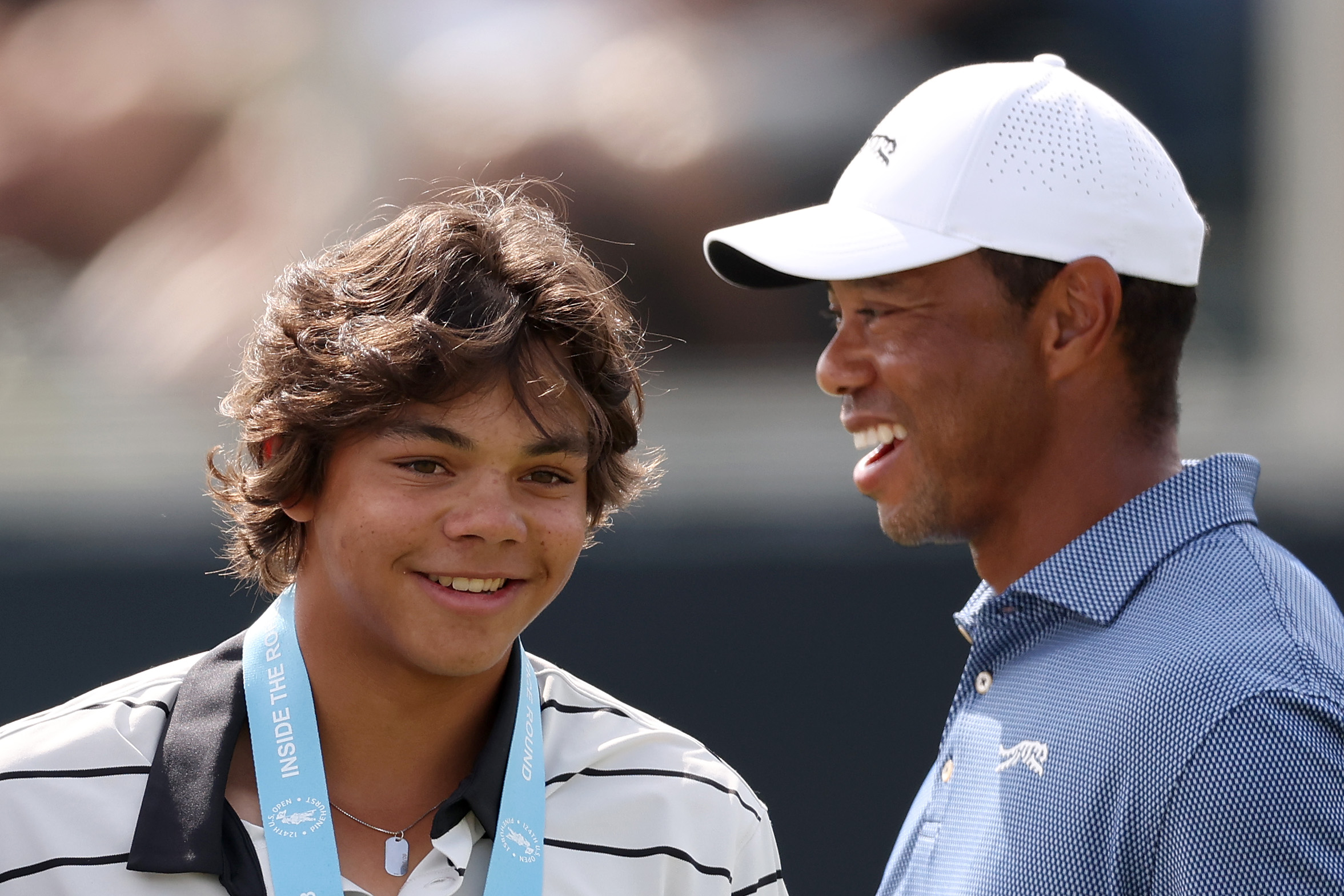 Charlie Woods und Tiger Woods lächeln während einer Trainingsrunde vor den U.S. Open im Pinehurst Resort in North Carolina am 10. Juni 2024. | Quelle: Getty Images