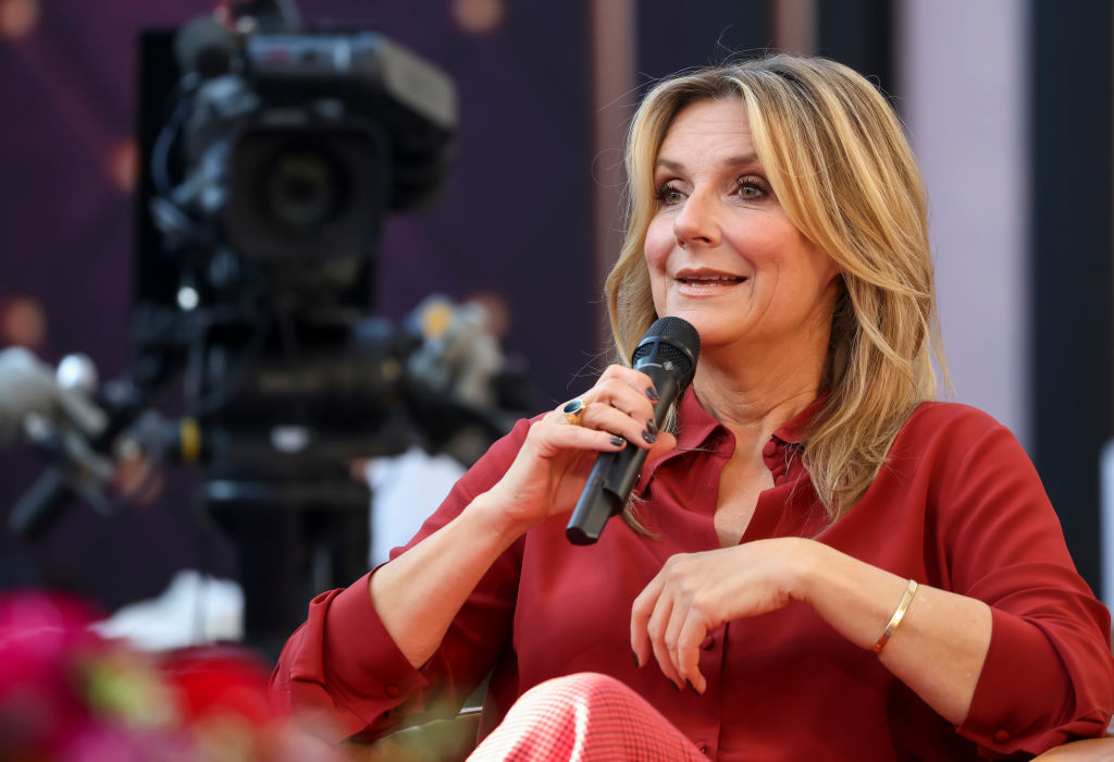 08. Oktober 2021, Sachsen, Leipzig: Moderatorin Kim Fisher sitzt im Set der Talkshow „Riverboat“. | Quelle: Getty Images