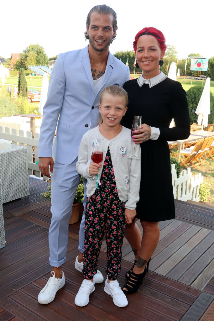Der ehemalige HSV-Fußballer Dennis Diekmeier mit seiner Frau Dana Diekmeier und seiner Tochter beim Glow & Glory Charity Dinner von Cornelia Poletto im Erdbeerhof Glantz am 10. August 2018 in Hamburg. | Quelle: Getty Images